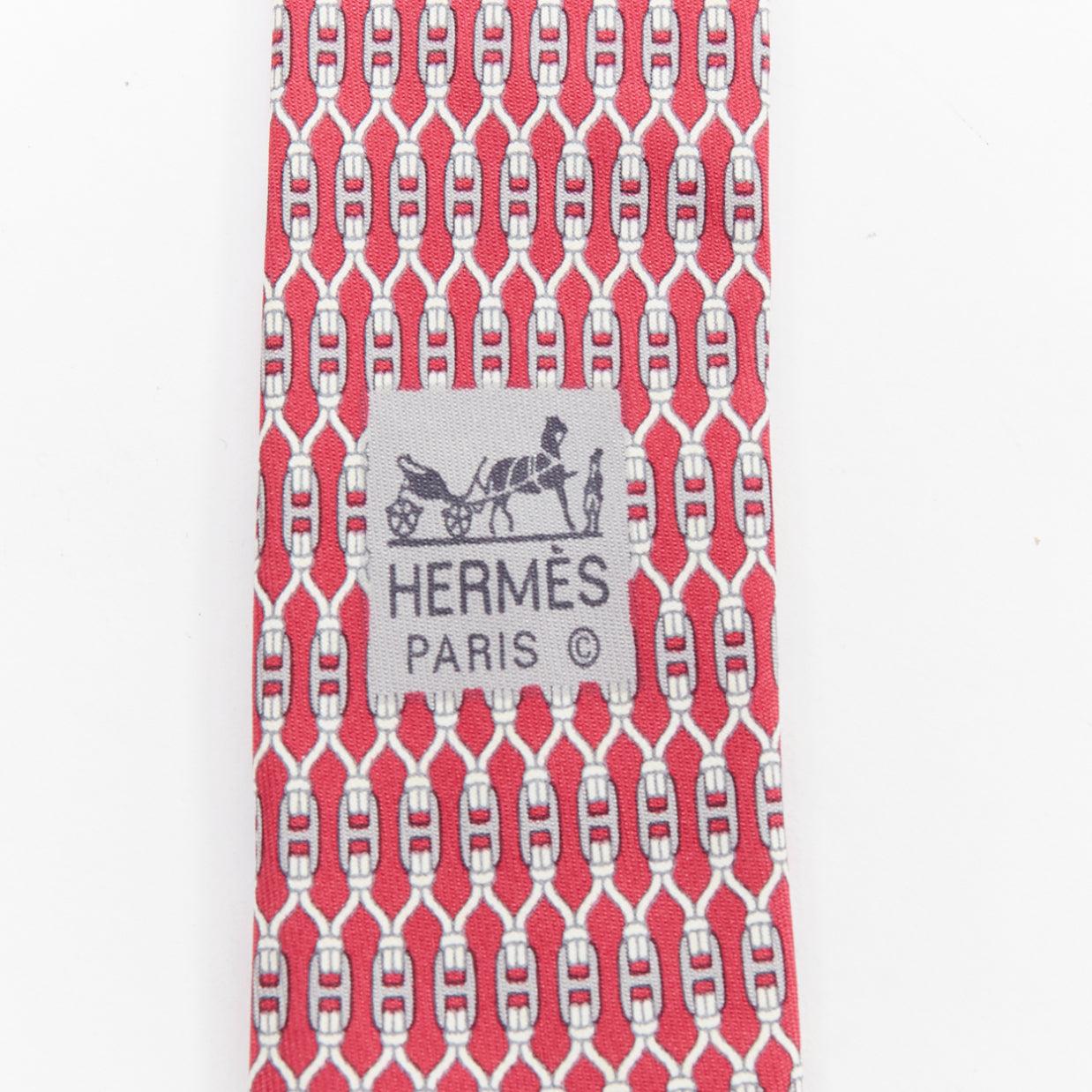 HERMÈS 7199 UA, cravate en soie gris rouge imprimé chaîne de serrure H, signature H Excellent état - En vente à Hong Kong, NT