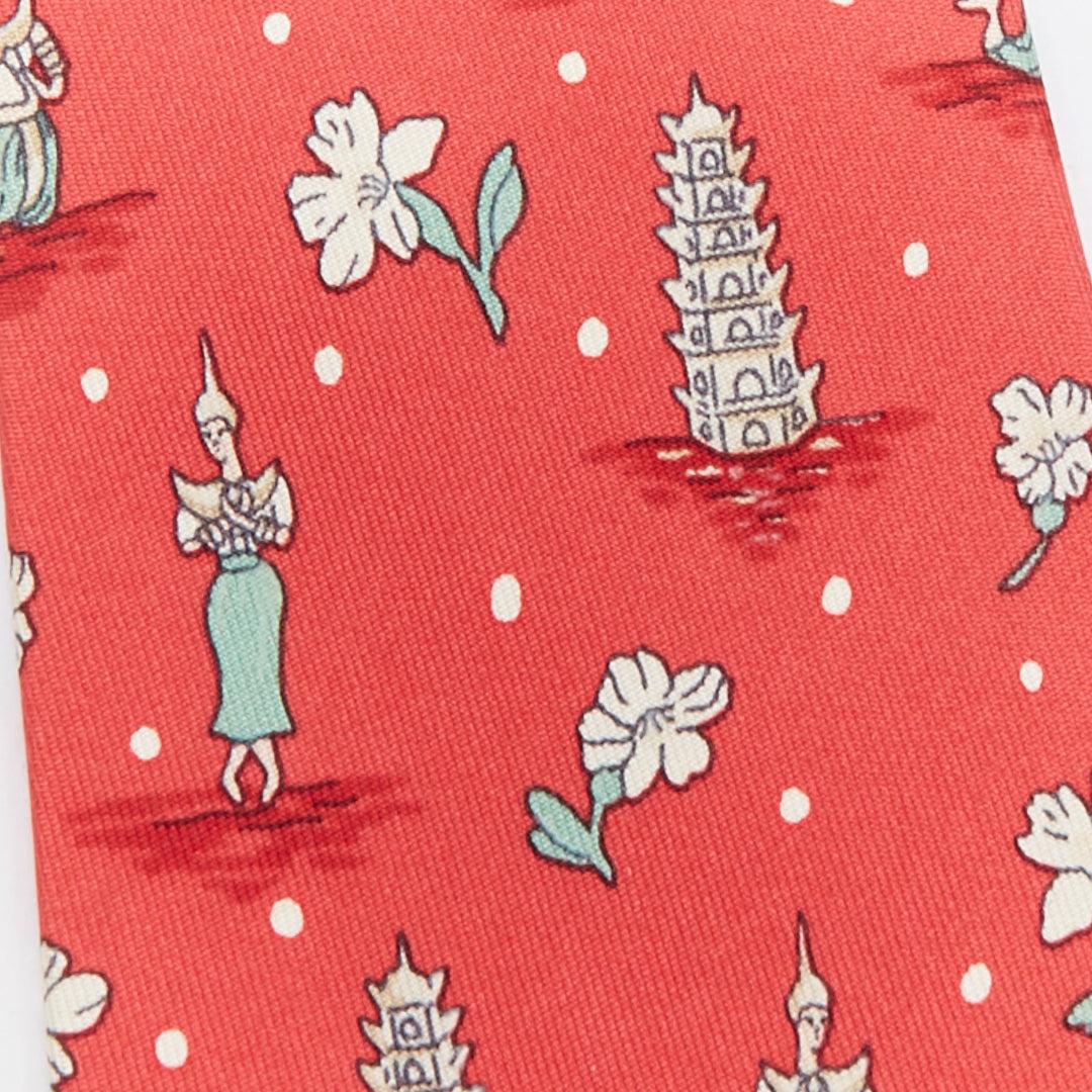 Rose HERMÈS 7577 SA, rouge vert Thaïlande, cravate en soie imprimée de pagodes florales en vente