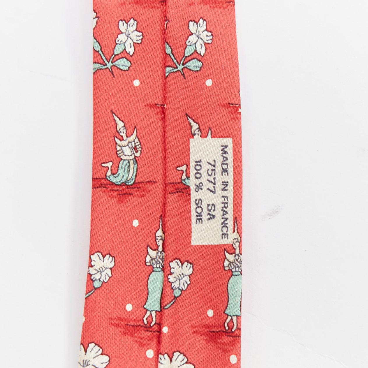HERMÈS 7577 SA, rouge vert Thaïlande, cravate en soie imprimée de pagodes florales Excellent état - En vente à Hong Kong, NT