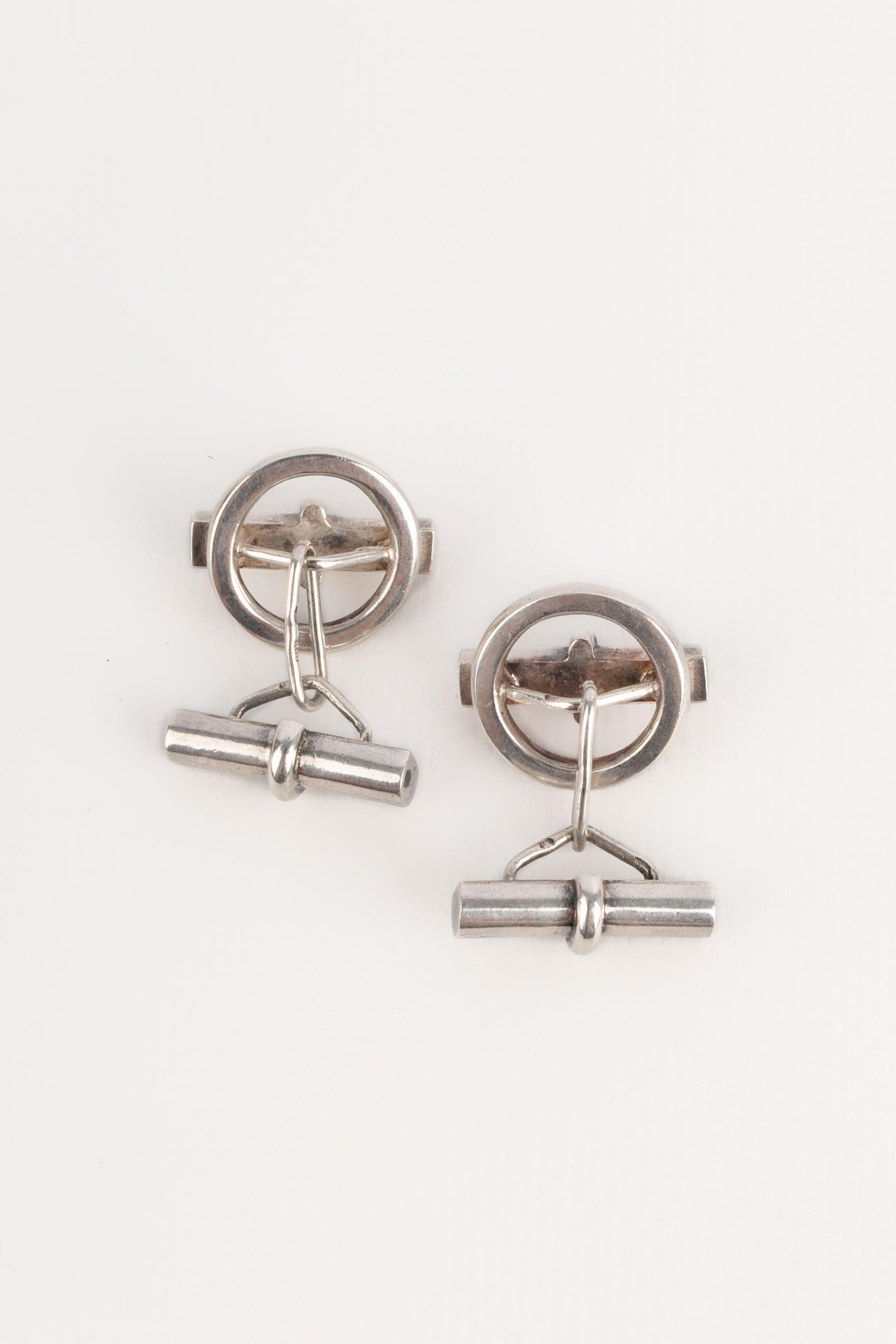 Hermès - (Fabriqué en France) Boutons de manchette en argent 925.

Informations complémentaires :
Condit : Très bon état.
Dimensions : Longueur : 3 cm

Référence du vendeur : ACC76