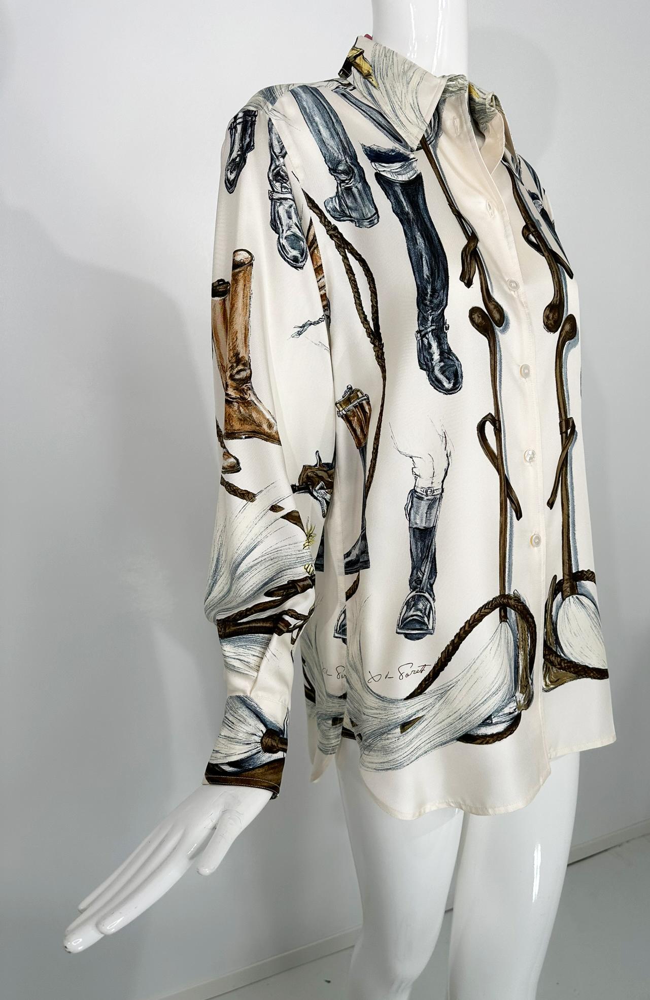 Hermes, A Propos de Bottes, über Stiefel, illustriert von Xavier De Poret, cremefarbene Bluse aus bedrucktem Seidenköper zum Thema Reiten. 
Klassischer Hermes-Stil, spitzer Kragen, Bluse mit Knopfleiste, schließt mit Perlmuttknöpfen, lange Ärmel mit