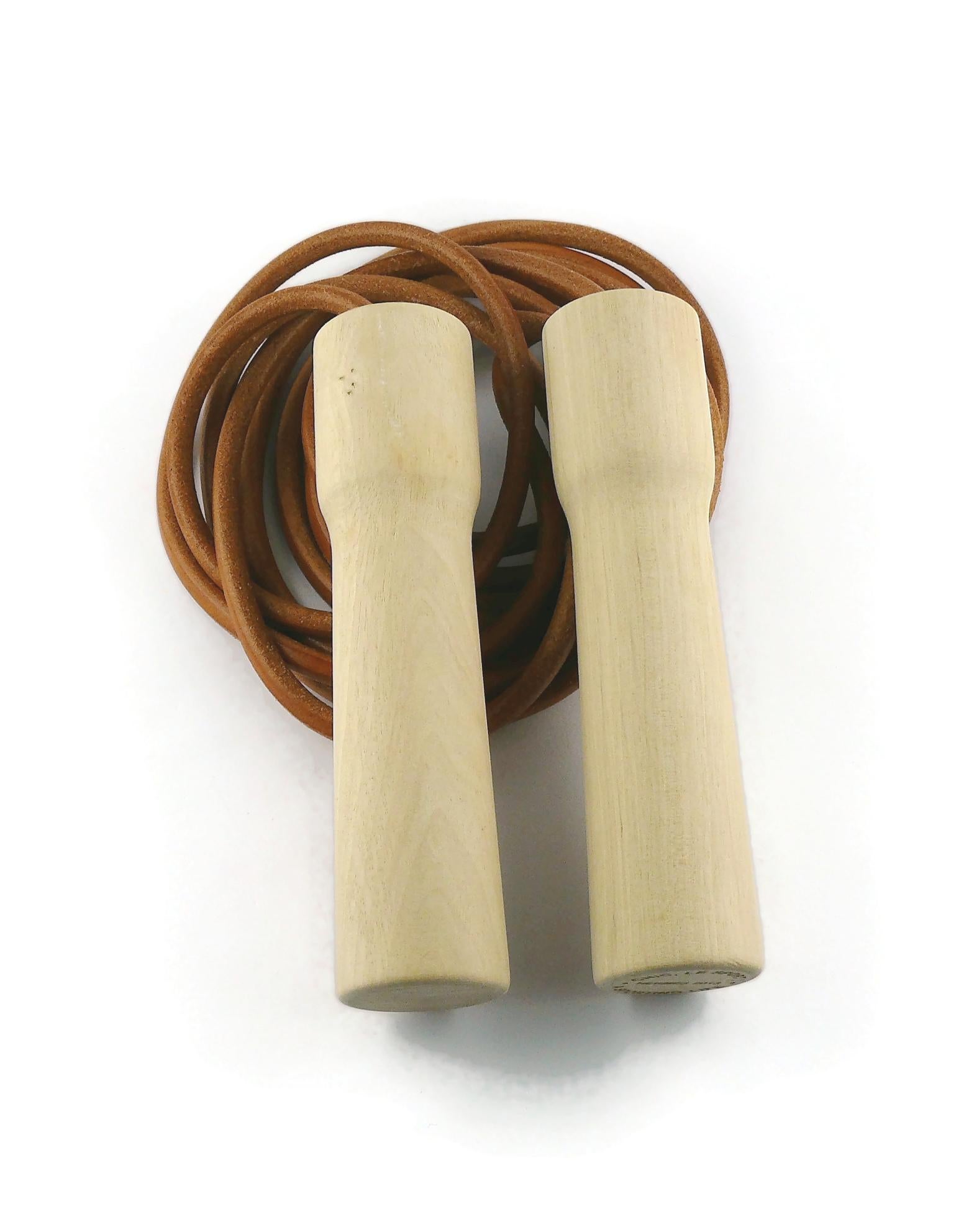 HERMES Paris wood handle and leather jumping rope.

Marked HERMES 2013 Made in France.
Embossed Chic, le sport ! A sporting life.

Indicative measurements : from each side of the handles approx. 300 cm (118.11 inches).

Comes with  the original dust