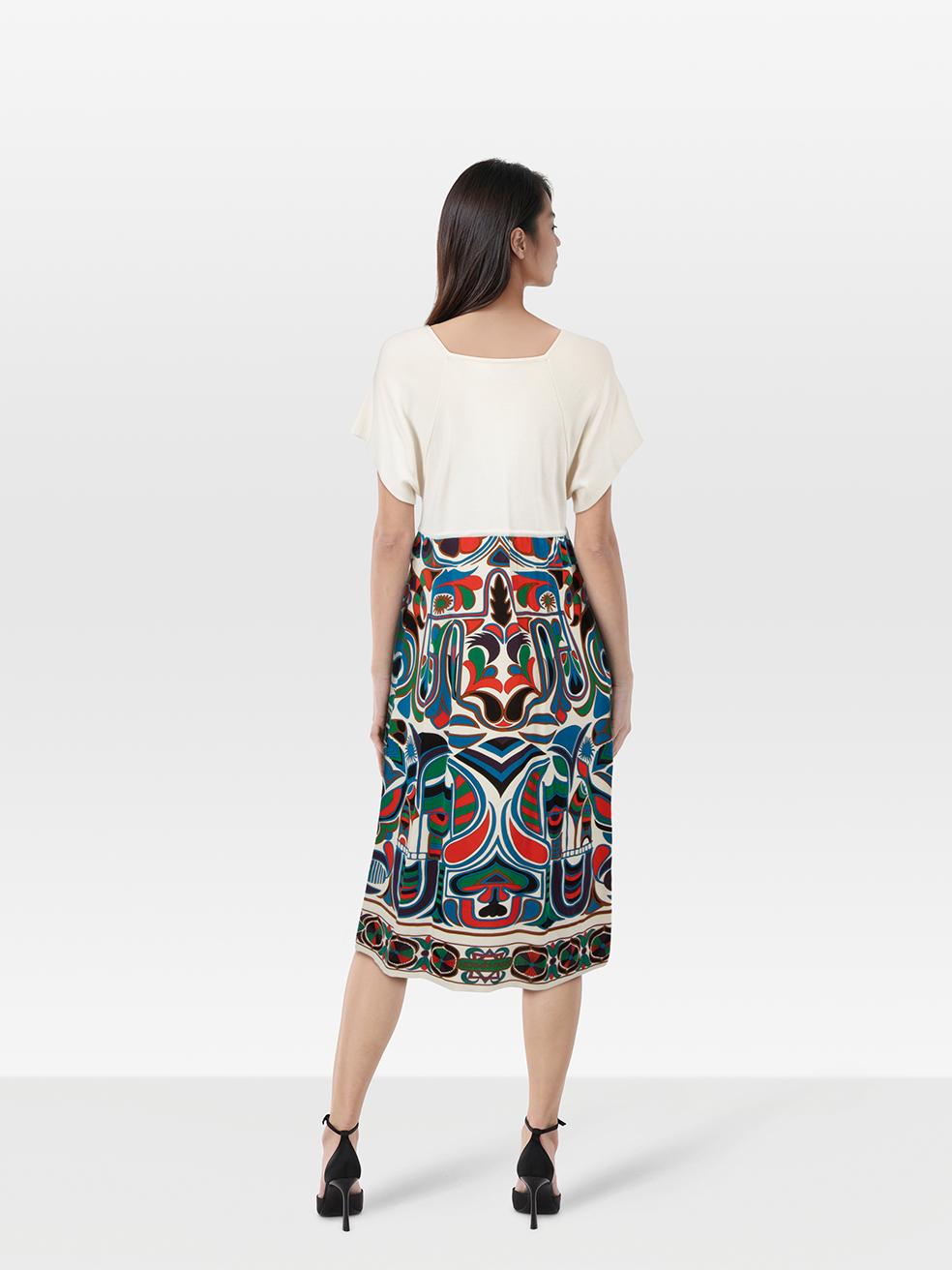 CONDITION is Very good. Minimal wear to the dress is evident. Pluck to the weave on the lower front right. Small hole towards the right armpit on this used Hermès designer resale item.
 
 
 
 Details
 
 
 Multicolour
 
 Silk
 
 Dress
 
 Knit