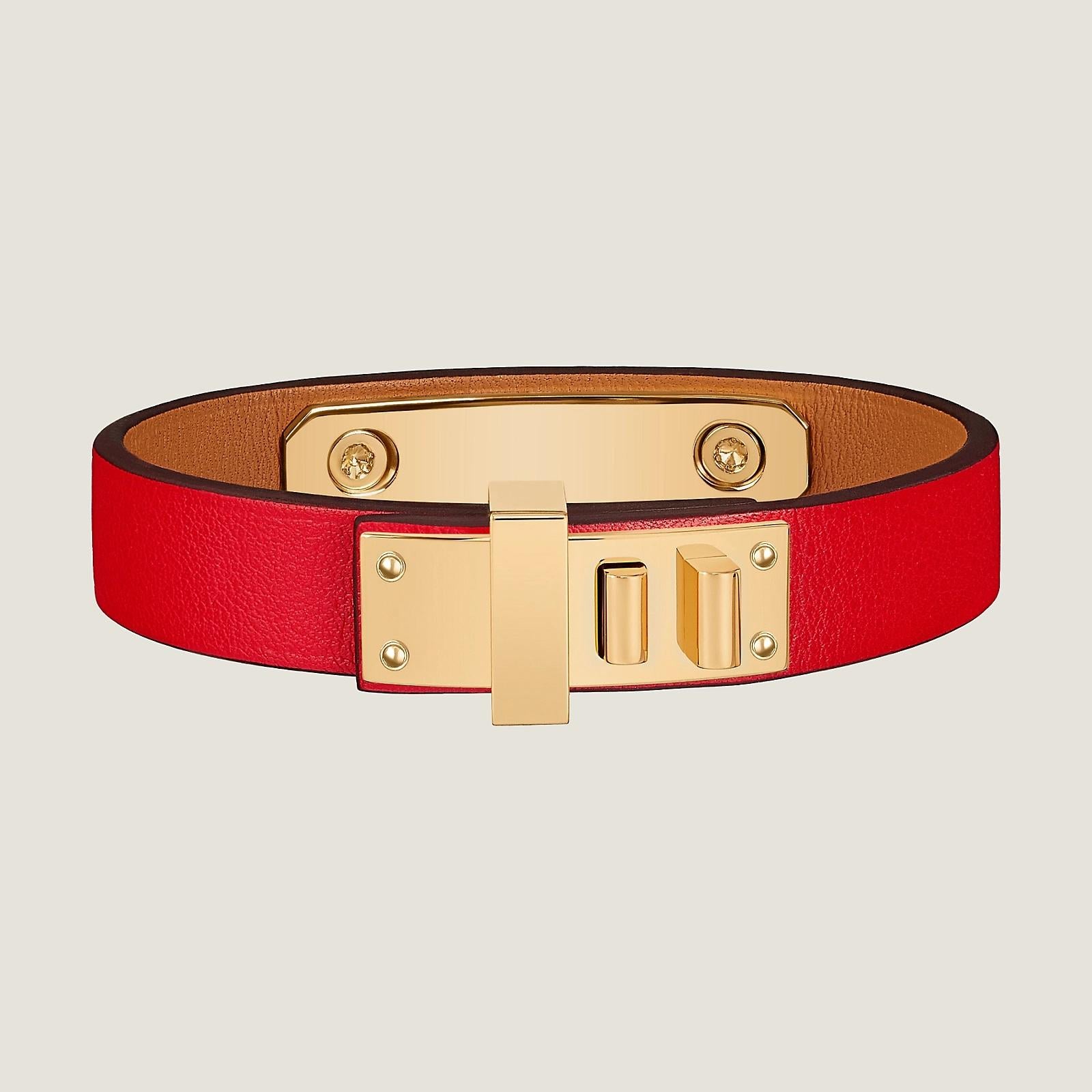 Color: Heart Red Size T2 15.5cm
Fine bracelet in Swift calfskin. Gold plated finish.
The result of leatherwork and goldsmithing know-how, this elegant metal plate is openworked with a heart framed by two iconic Médor studs.
14.5cm to 15.5cm wrist