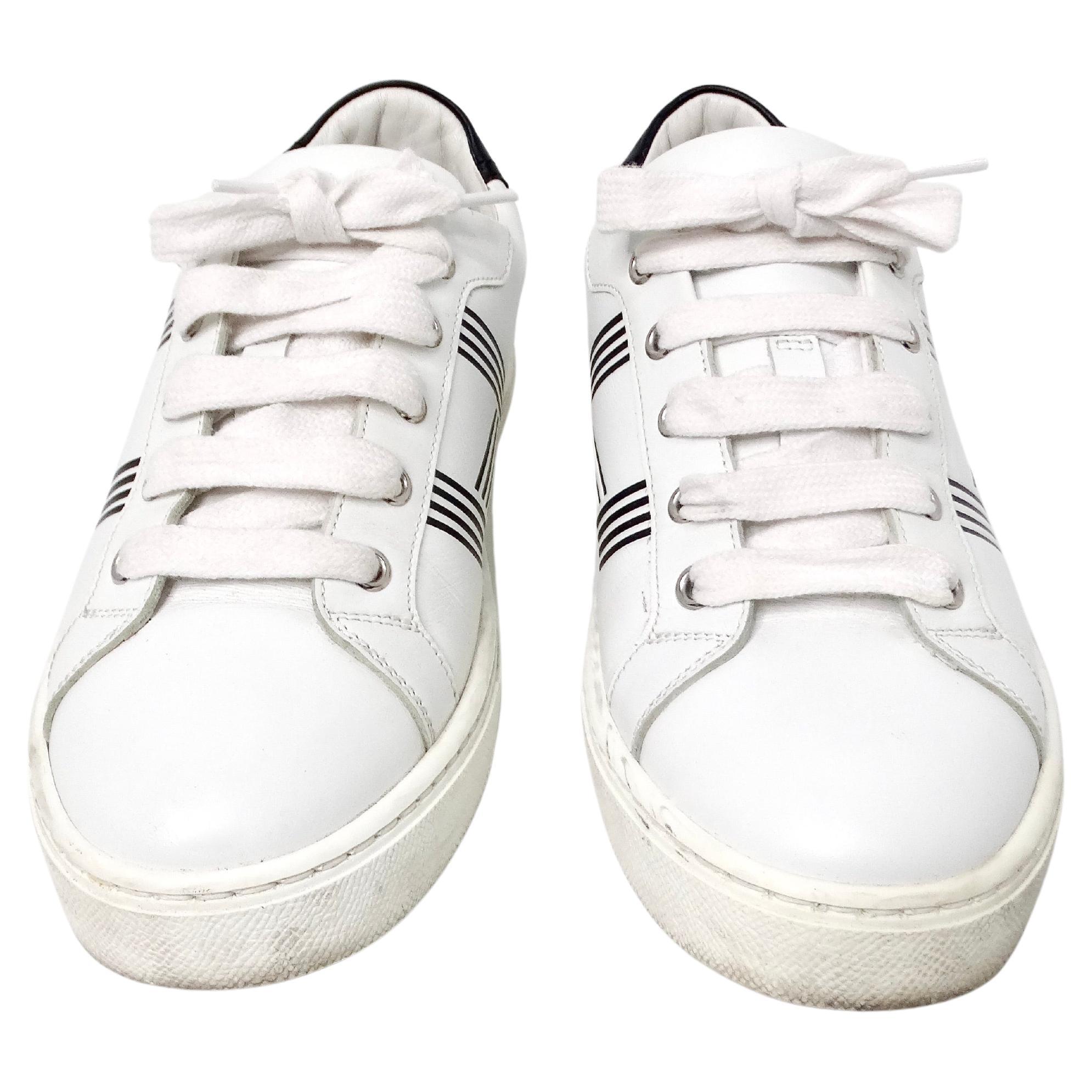 Las zapatillas Hermes Advantage de piel blanca y negra son una lujosa mezcla de elegancia deportiva y diseño sofisticado. Confeccionadas en piel blanca con detalles negros en contraste, estas zapatillas rezuman refinada artesanía y estilo moderno.