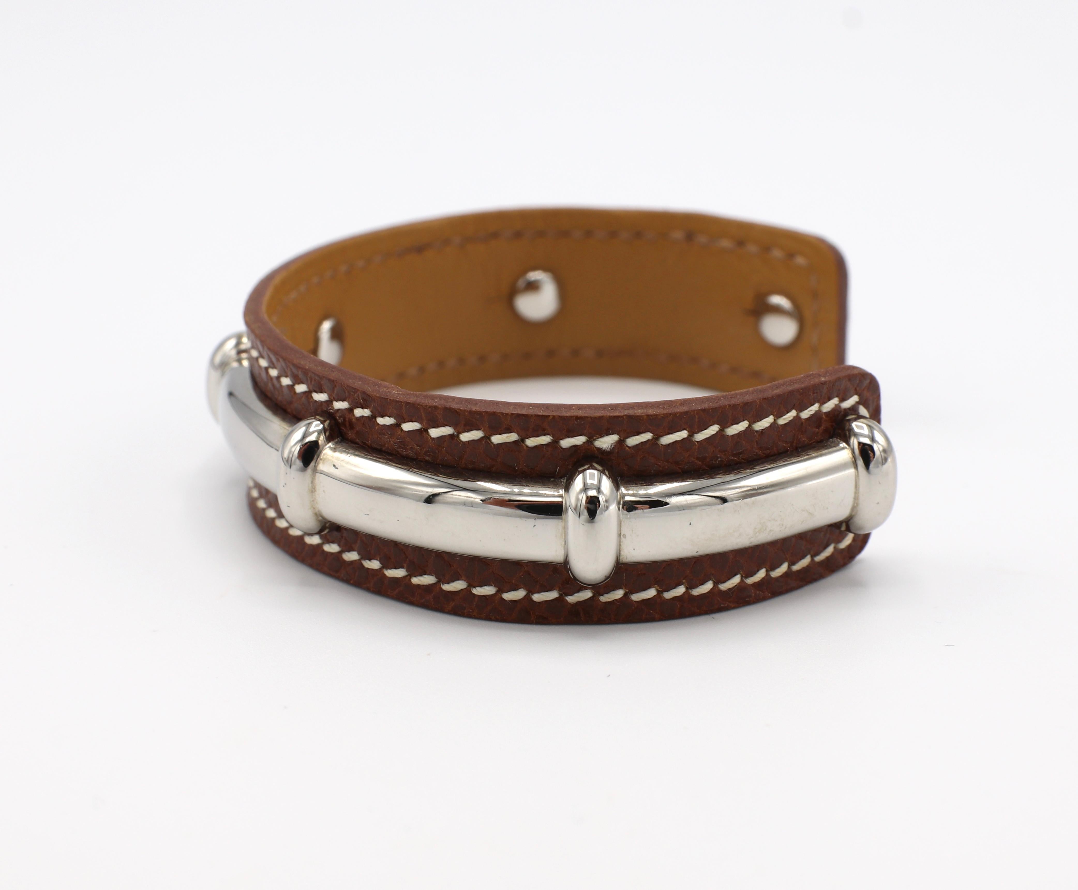 Hermès Agatha Bambus-Leder-Armband Manschette

Material: Braunes Leder & Hochglanzpoliertes:: palladiertes Metall 
Gewicht: 23.2 Gramm
Durchmesser: 2.5
