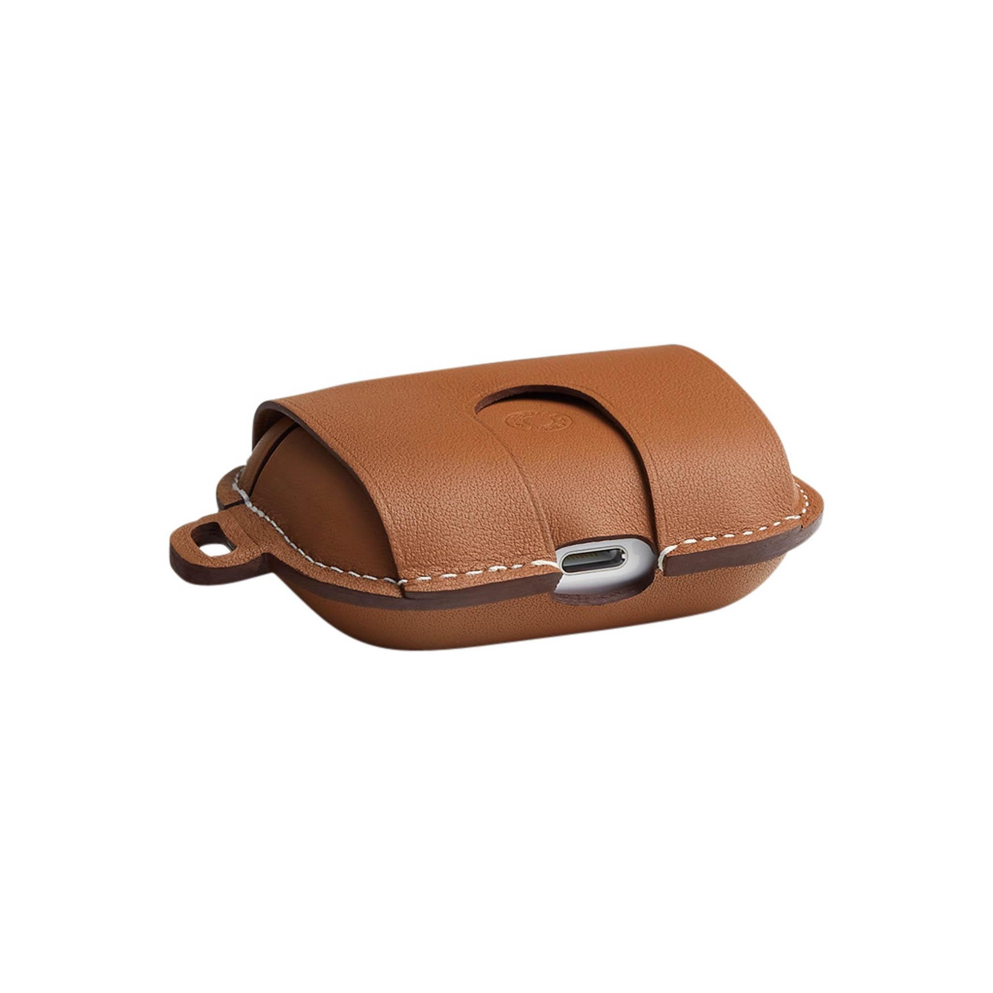 Mightychic offers Hermes Air Pods Pro Case featured in Gold.
Beautiful in swift calfskin with white topstitch.
This case is not only a visual delight but also compatible with all generations
of Air Pods Pro.
Equipped with a removable strap.
Beyond