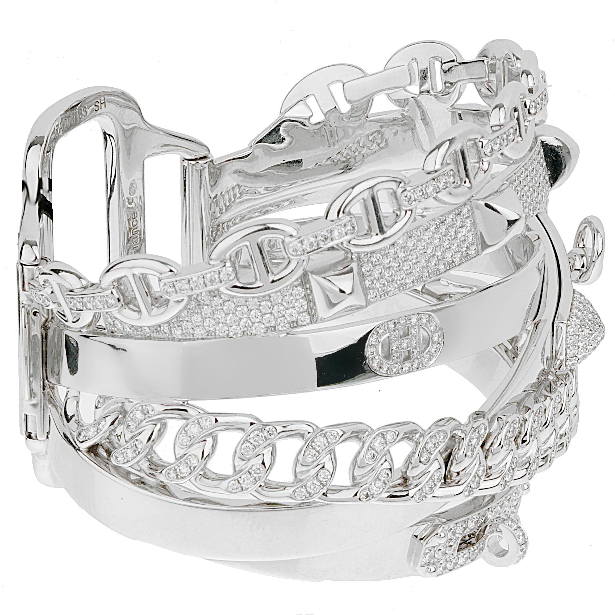 Confectionné de main de maître en or blanc 18 carats, le bracelet Alchemie présente un design complexe et entrelacé qui symbolise l'équilibre harmonieux de la beauté et de l'art. Les lignes fluides et les courbes délicates du bracelet évoquent un