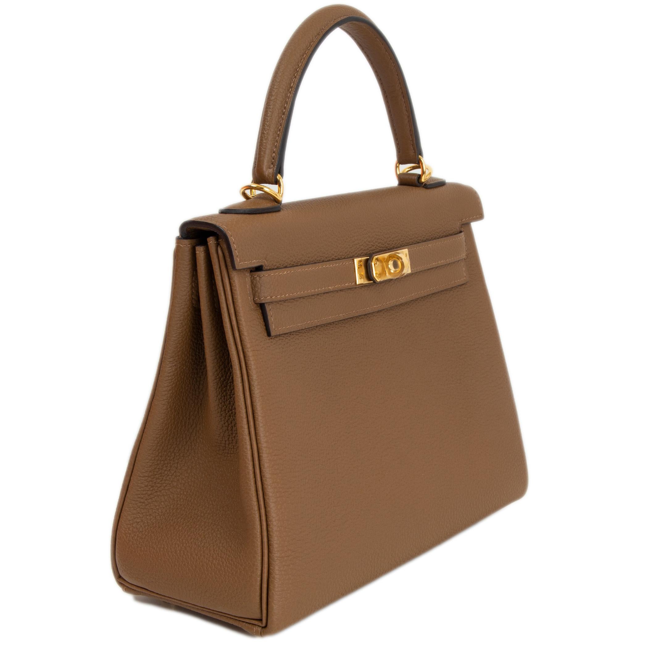 100% authentic Hermès Kelly 25 Retourne bag in Alezan (medium brown) Veau Togo leather featuring gold-plated hardware. Lined in Chevre (goat skin) with an open pocket against the front and a zipper pocket against the back. Brand new. Full