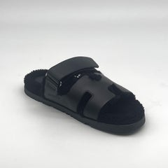 Hermès All Black Chypre Sandale aus Wollleder  42