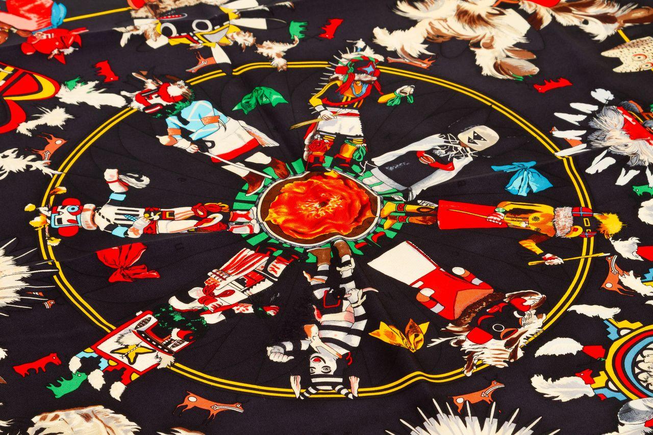 L'écharpe Kachinas d'Hermès, conçue par Kermit Oliver, est en 100 % soie avec des bords roulés à la main. Excellent état, couleur de collection. Noir avec garniture noire.