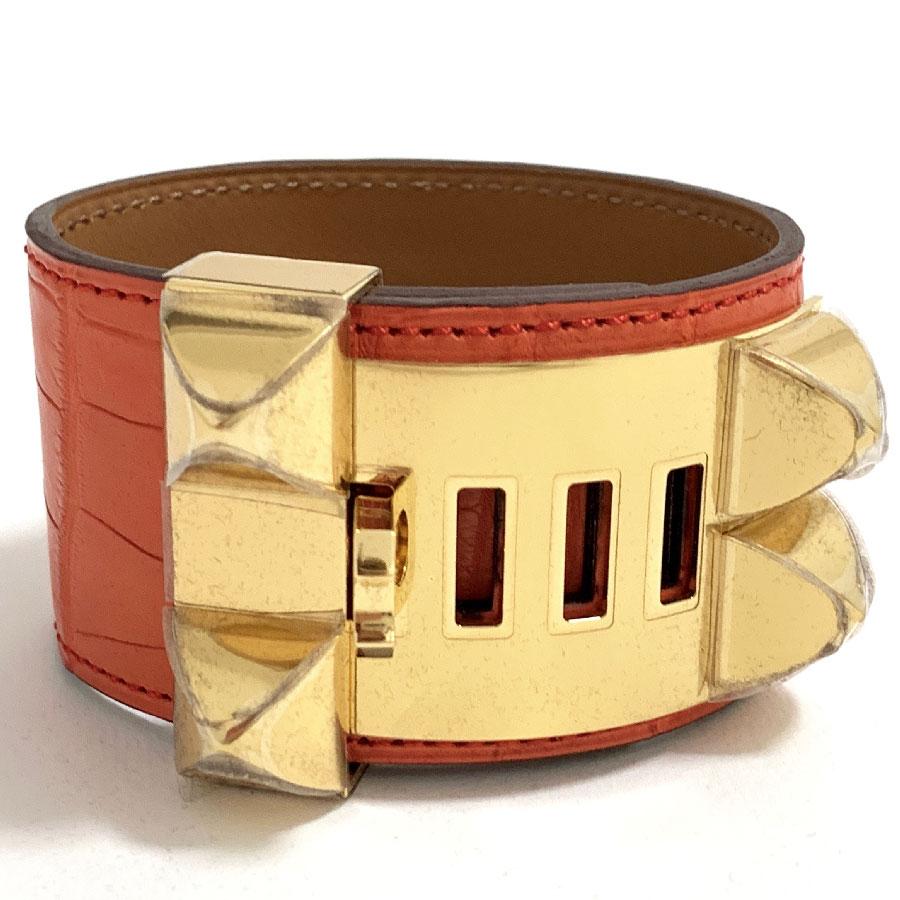 Superb HERMES bracelet, Dog Collar model, in orange crocodile. The hardware is in a gold-plated finish. This cuff still wears protective plastics on its jewelry (see photos)
From sales : Letter X engraved near the mark. French made.
This 