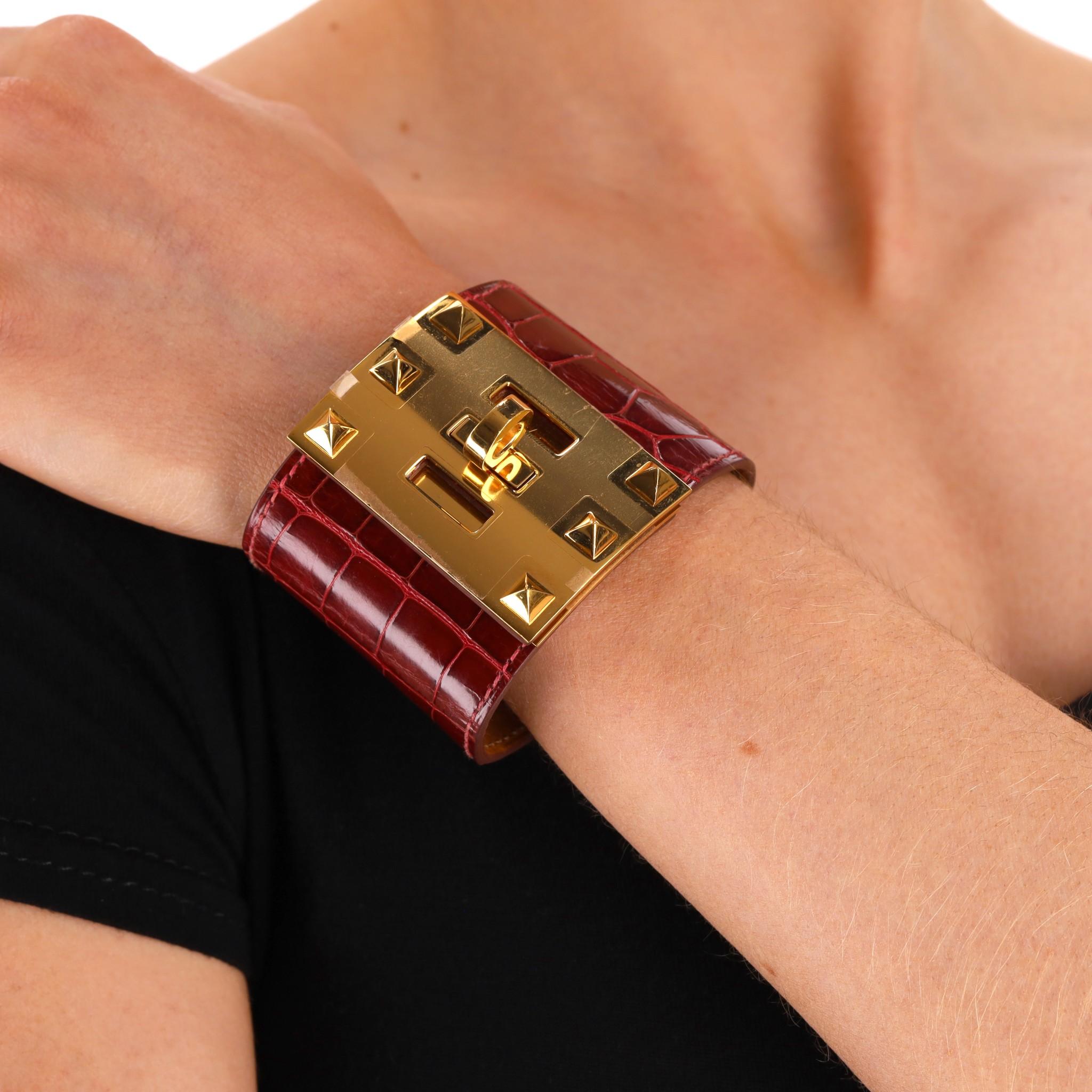 Hermes Pulsera de piel de caimán para perro Extreme Cuff

Brazalete de piel de caimán Mississippi brillante en rojo burdeos con herrajes dorados.

La versión extrema tiene tachuelas piramidales.

Sello de fecha 2015. Precio aprox. 1,900

Talla -