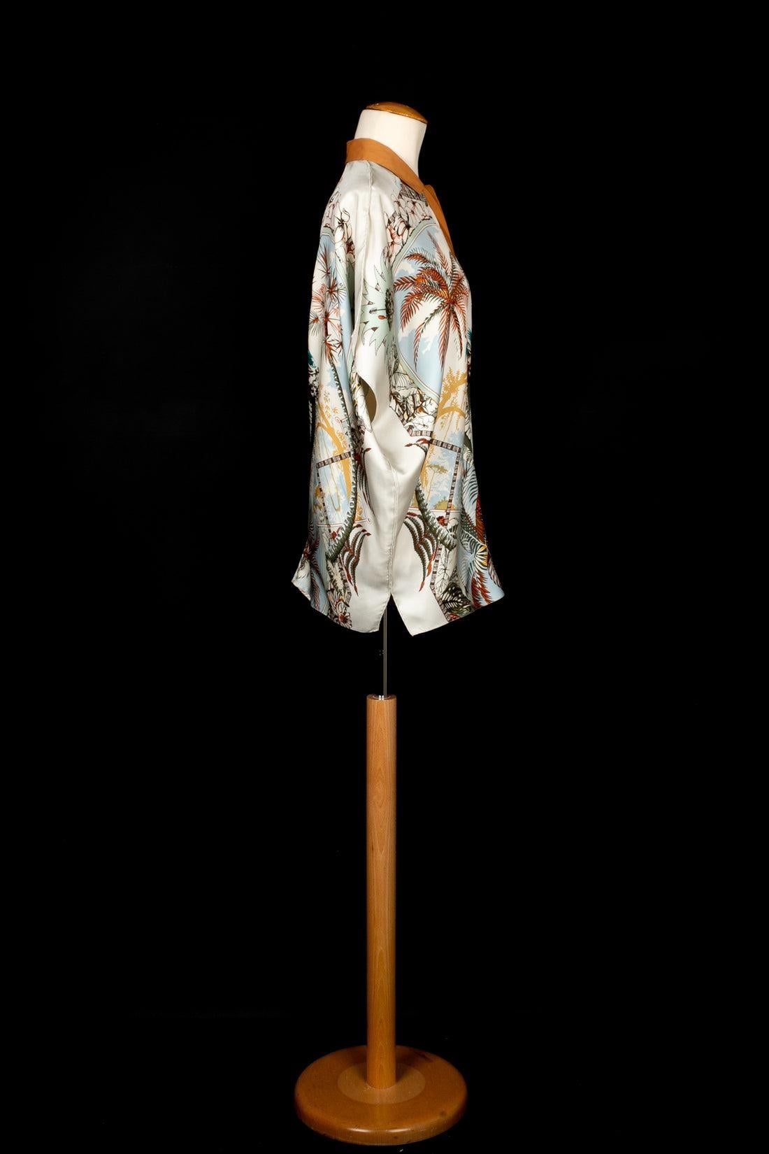 HERMÈS - (Made in France) Silk blouse printed with the Aloha theme, designed by Laurence Toutsy Bouthoumieux, produced in 2000, reproduced in 2010. 40FR size indicated.

Additional information:
Condition: Good condition
Dimensions: Shoulder width: