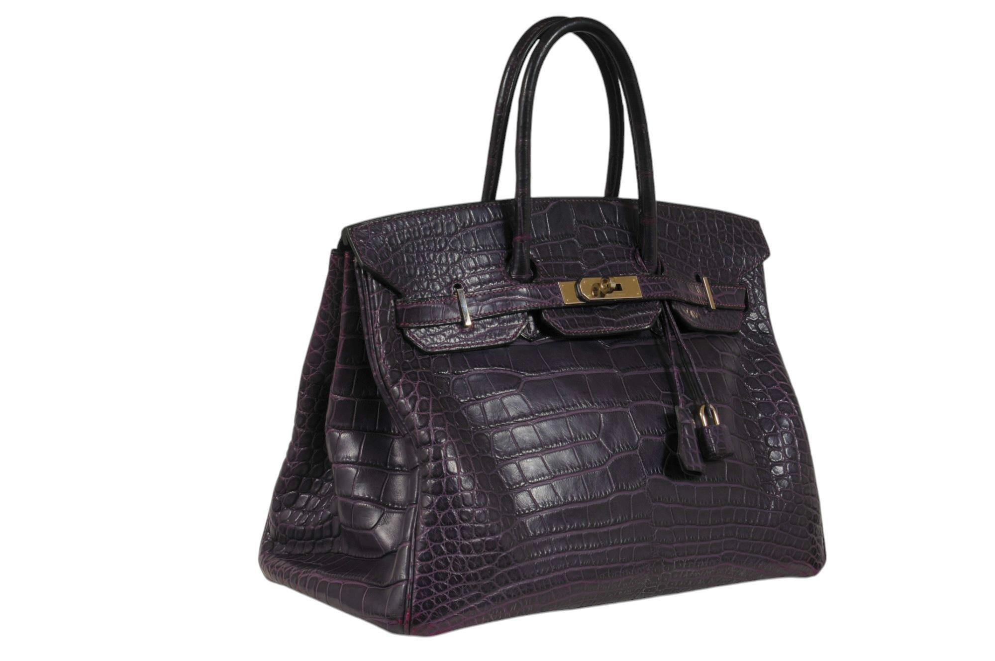 - Circe 2010 

- Extérieur violet vibrant

- Livré avec serrure, clé et imperméable 


Condit :

Le sac est dans un état général décent sans imperfections majeures, le sac s'est légèrement détendu, l'usure montrée sur la quincaillerie, les poignées