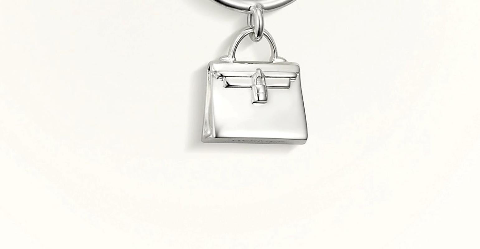 Size 48
Ring in sterling silver
Classic Hermès leather goods meet precious objects in the Amulettes collection.
Made in Italy/France
Silver 925/1000
Width: 0.2 cm
Motif size: 1.49 x 1.26 cm