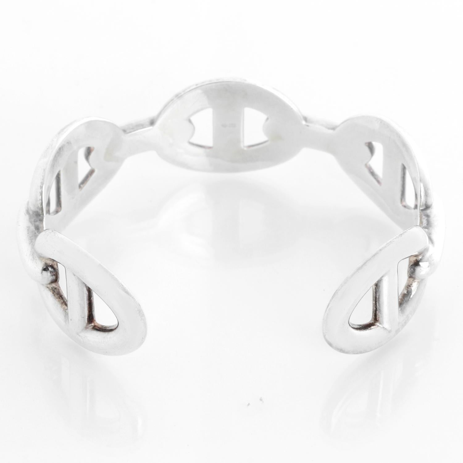 Hermes Anchene Chain D'Ancle Silver Bangle 925 Italy Used - The Chaine d'ancre breaks free from its supple and flexible origins to become a rigid or articulated version.
Brand: Hermès
- Product Type: Bracelet
- Model: Chaine d'Ancre
- Material: