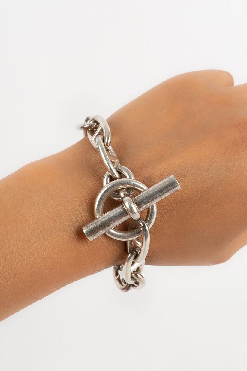 Hermès - (Made in France) Silver anchor chain bracelet.

Additional information:
Condition: Very good condition
Dimensions: Length: 19 cm - Width: 1.3 cm

Seller Reference: BRA21