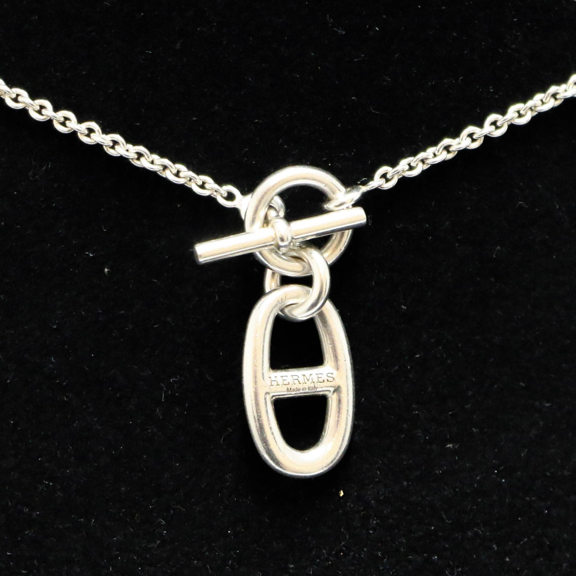 Iconic Necklace from Hermès with anchor chain pendant in silver
Condition : excellent
Made in Italy/France
Material : sterling silver 925/1000
Color : silver
Dimensions : chain length 40 cm, link pendant 1.9 x 1,10 cm
Stamp : yes
Details : signature