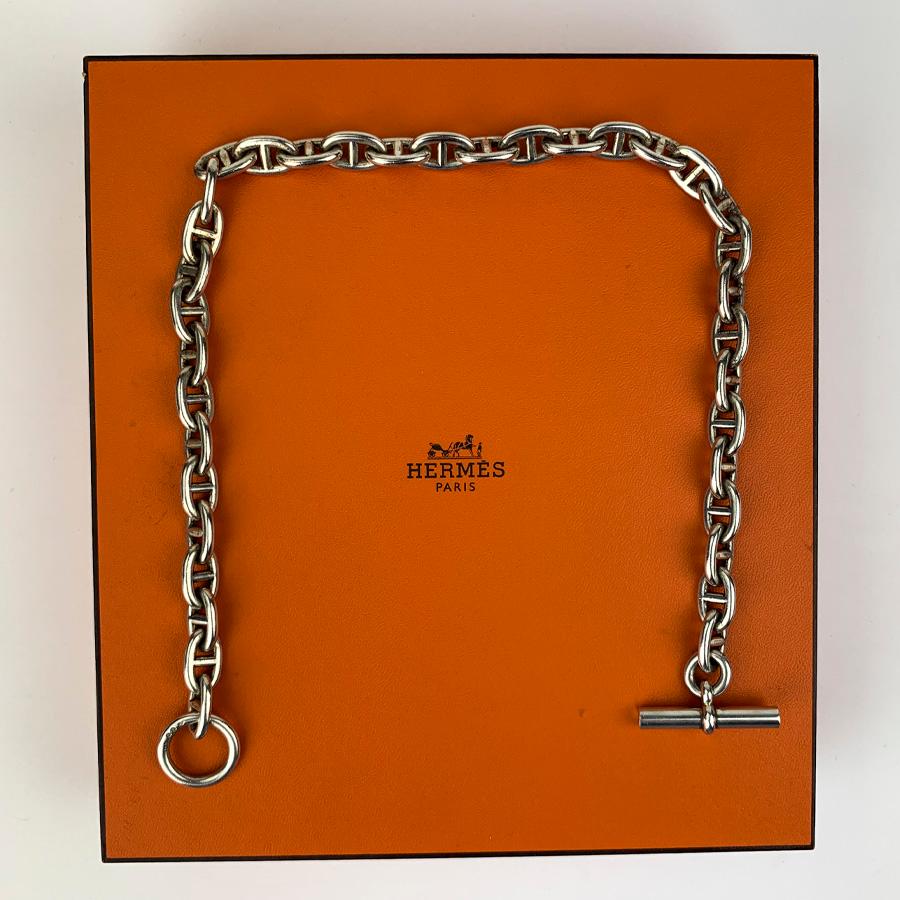 The necklace is a HERMES choker, a piece that has become timeless and characteristic of the House with its anchor chain clasp designed by Robert Dumas, member of the HERMES family.
The necklace is in very good condition. It measures a total length