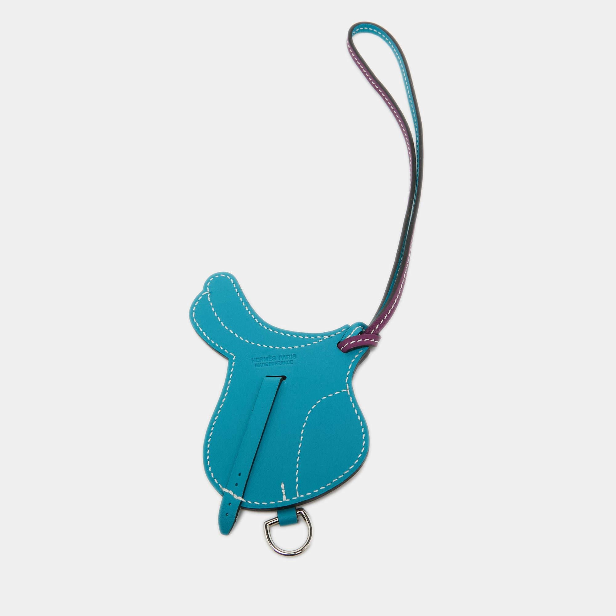 The Hermès Paddock Selle bag charm is an exquisite accessory crafted from luxurious Swift Leather. Its design features captivating shades. This charming piece perfectly complements any Hermès bag, adding a touch of elegance and sophistication.

