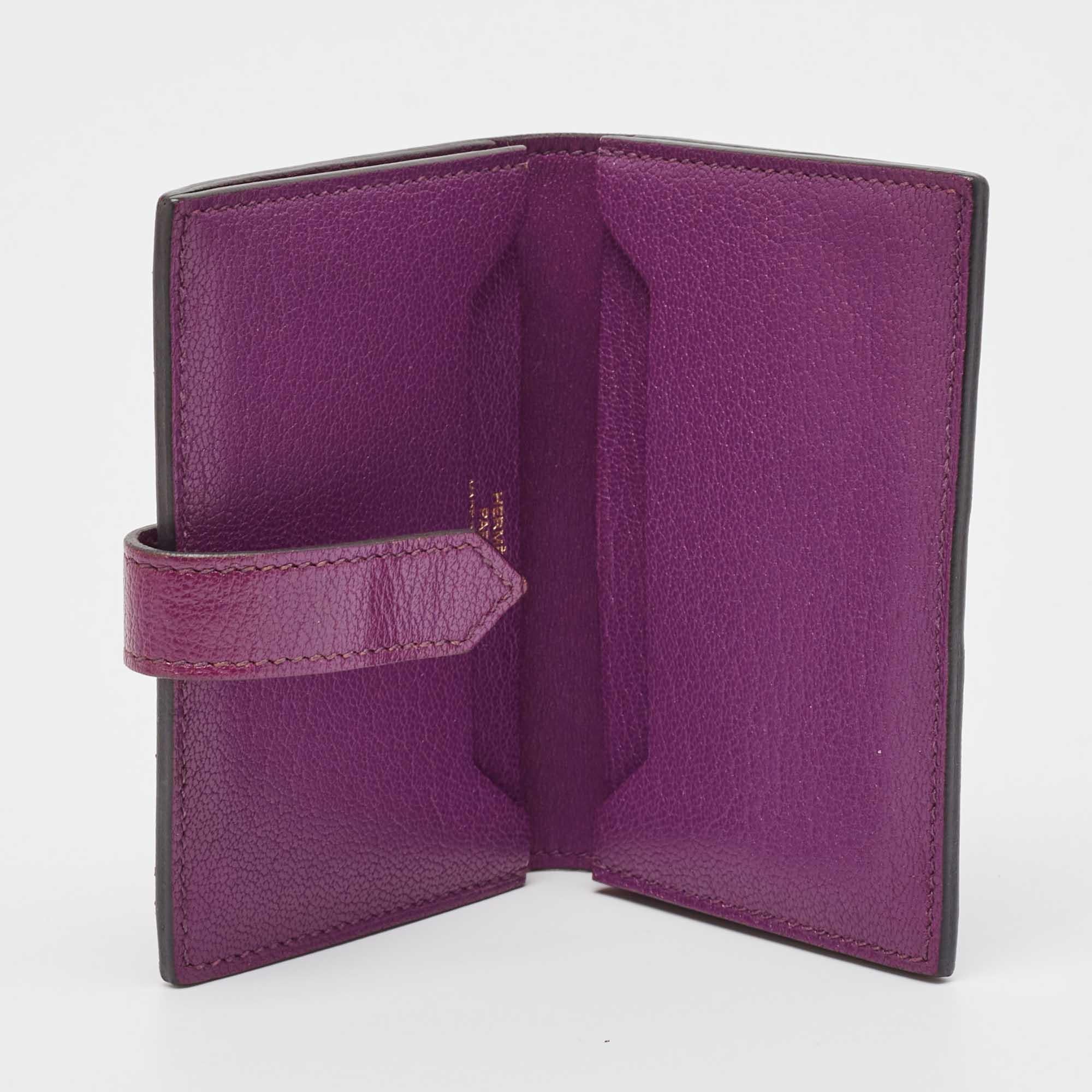 Hermes yet again charms us with this stunner of a creation that looks quite chic and stylish This pretty Bearn card holder is crafted from leather and features a front tuck in strap closure with a gold tone H buckle. It opens to a leather lined
