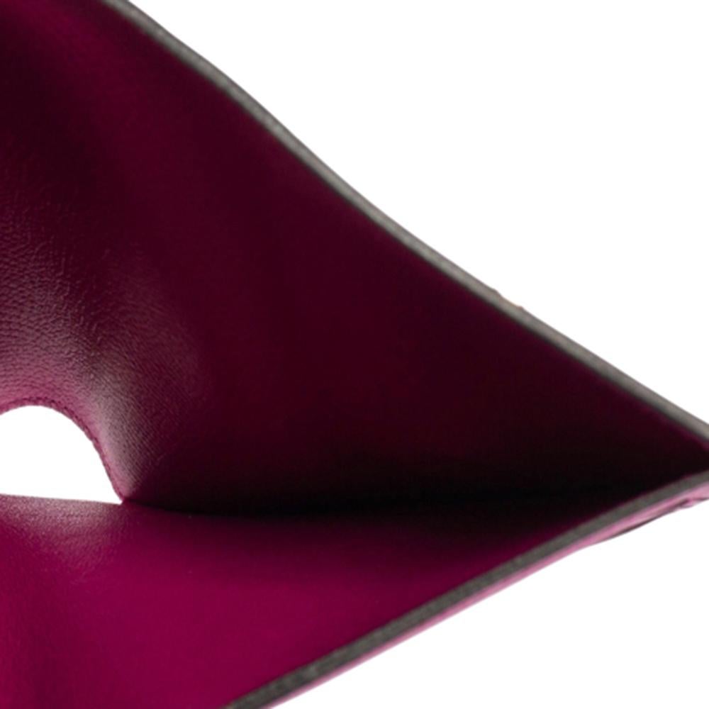The Kelly is a name synonymous with Hermès. It is a symbol of their wondrous dedication to craftsmanship and classic style. The lock of the bag, which is a turn lock, now appears in jewelry and wallets. This wallet also carries the iconic Kelly