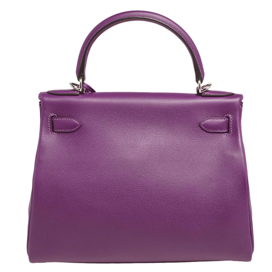 The Hermes Kelly is beautiful as it is carefully hand-stitched to perfection. This Kelly Retourne is crafted from Evercolor leather and has palladium-plated hardware. Retourne has a more casual look and is stitched on the inside thus making its