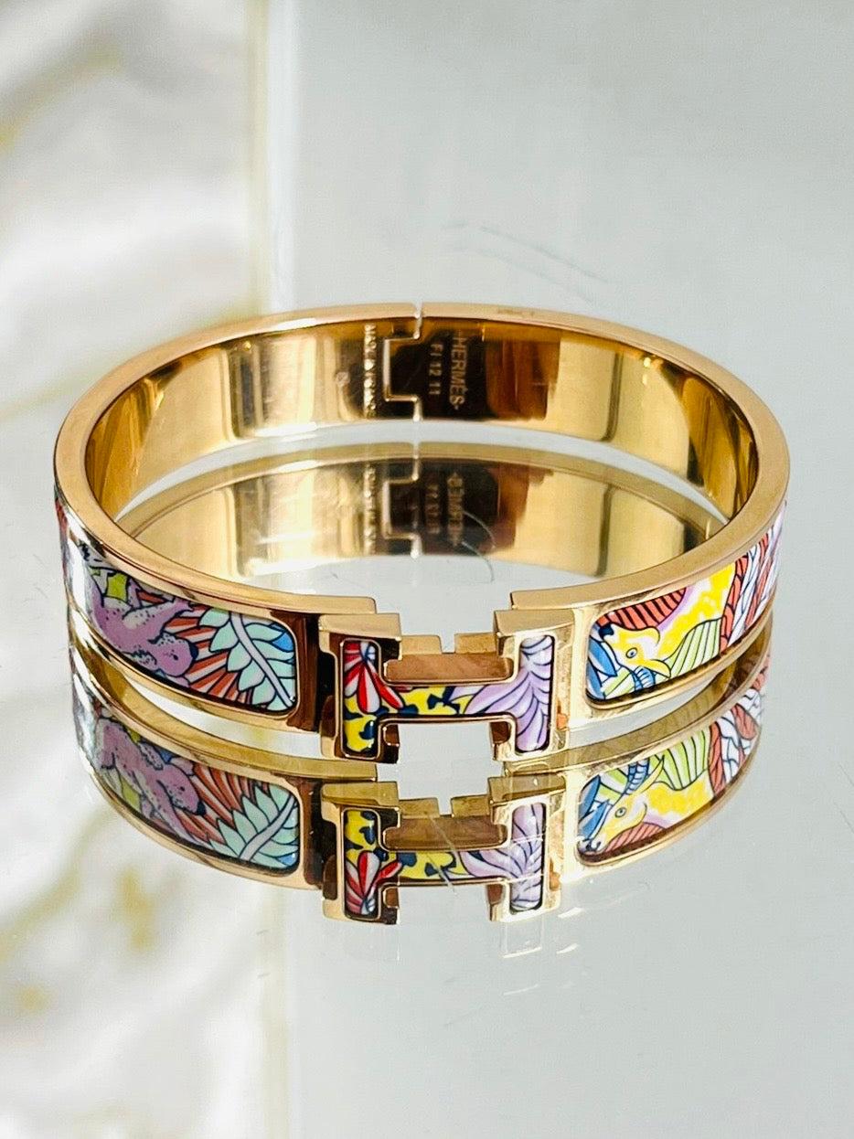 Hermes Animal Enamel & 18k Gold Plated 'H' Clic Clac Bangle

Multicoloured animals on enamel set in 18k gold plated brass bangle with 'H' 

closure.

Size - One Size

Condition - Very Good (Light scratches)

Composition - Enamel, 18k Gold Plate,