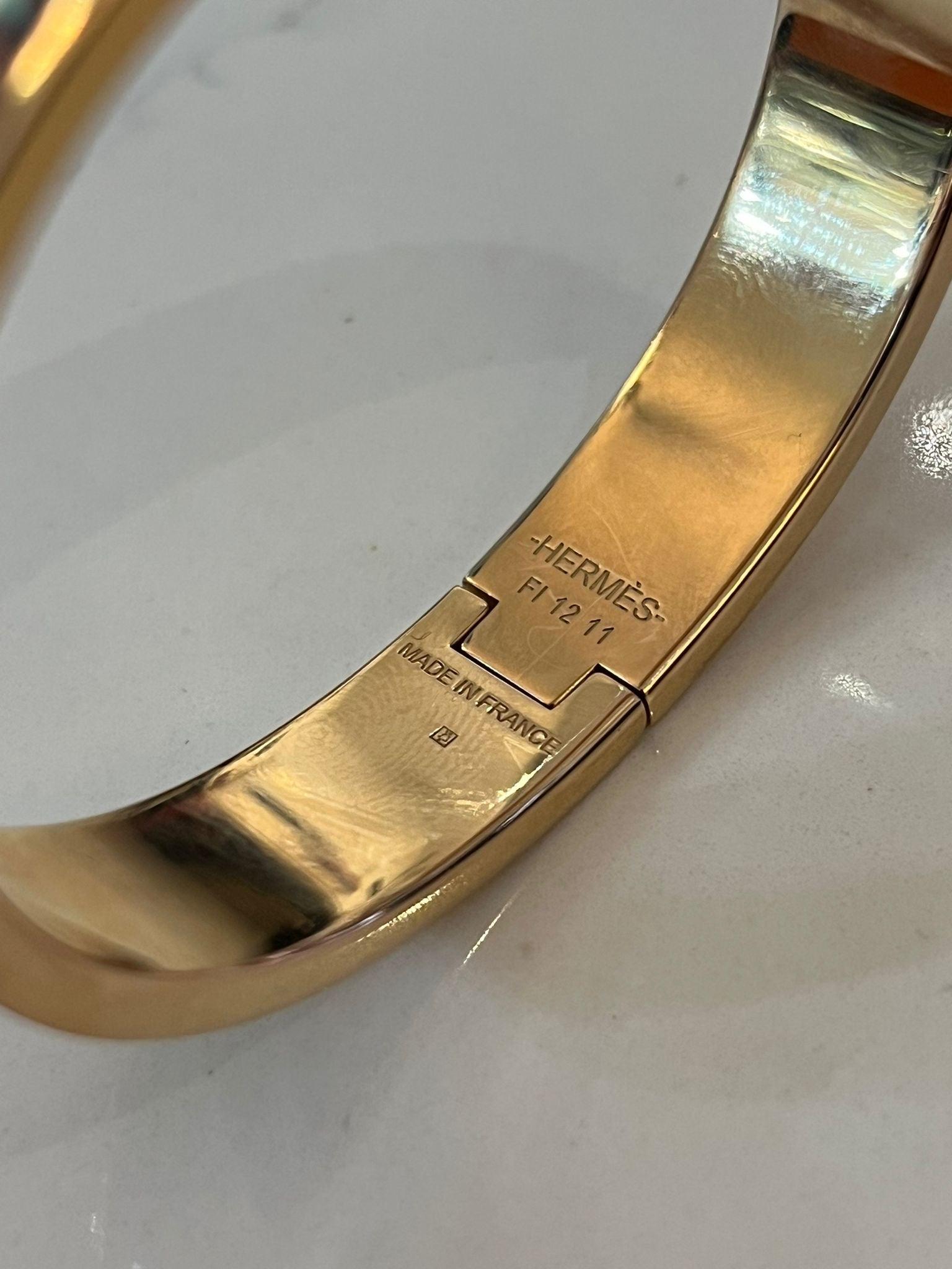 Hermes Tier Emaille & 18k Gold plattiert 'H' Clic Clac Armreif im Angebot 4