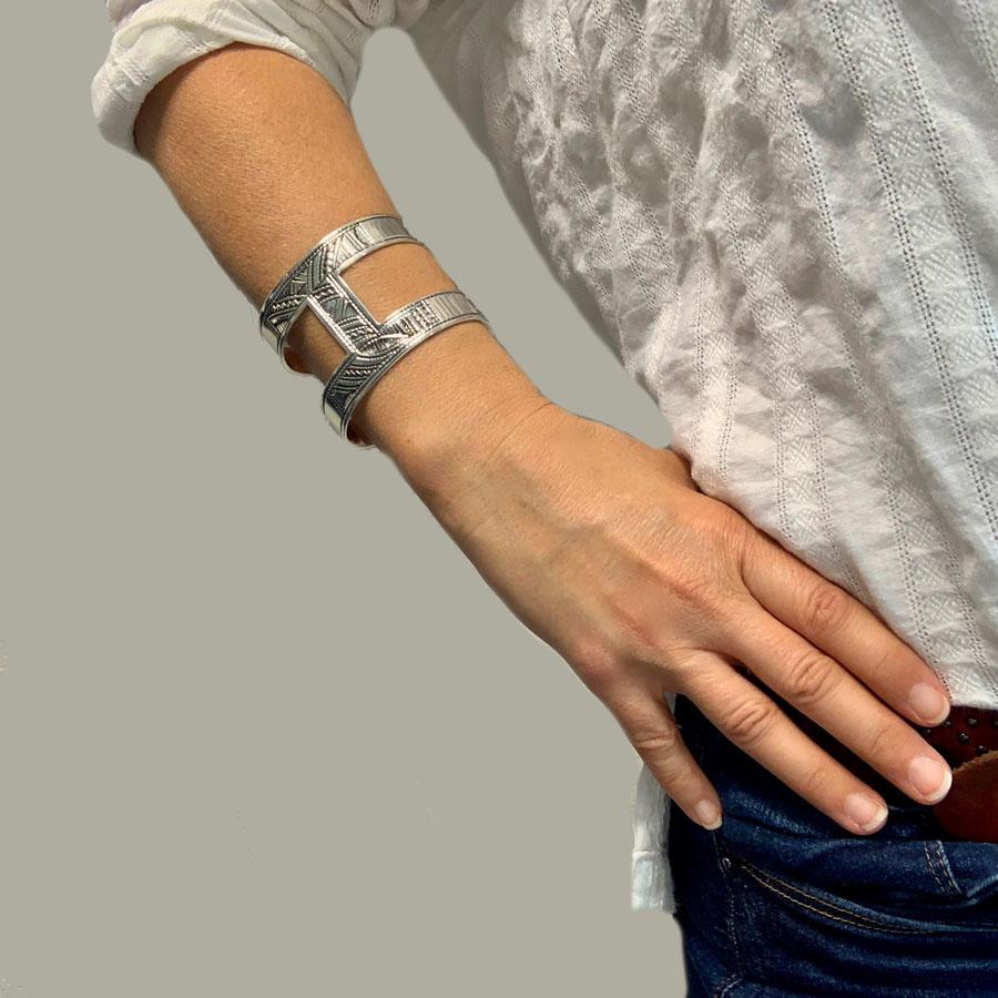 Beautiful superb  HERMES cuff bracelet Ano Touareg in silver Ag925 small model. There are details carved by hand all around the bracelet. Ethnic and trendy.
Made in Niger.
This HERMES bracelet, small model is like new. Stamp X from private