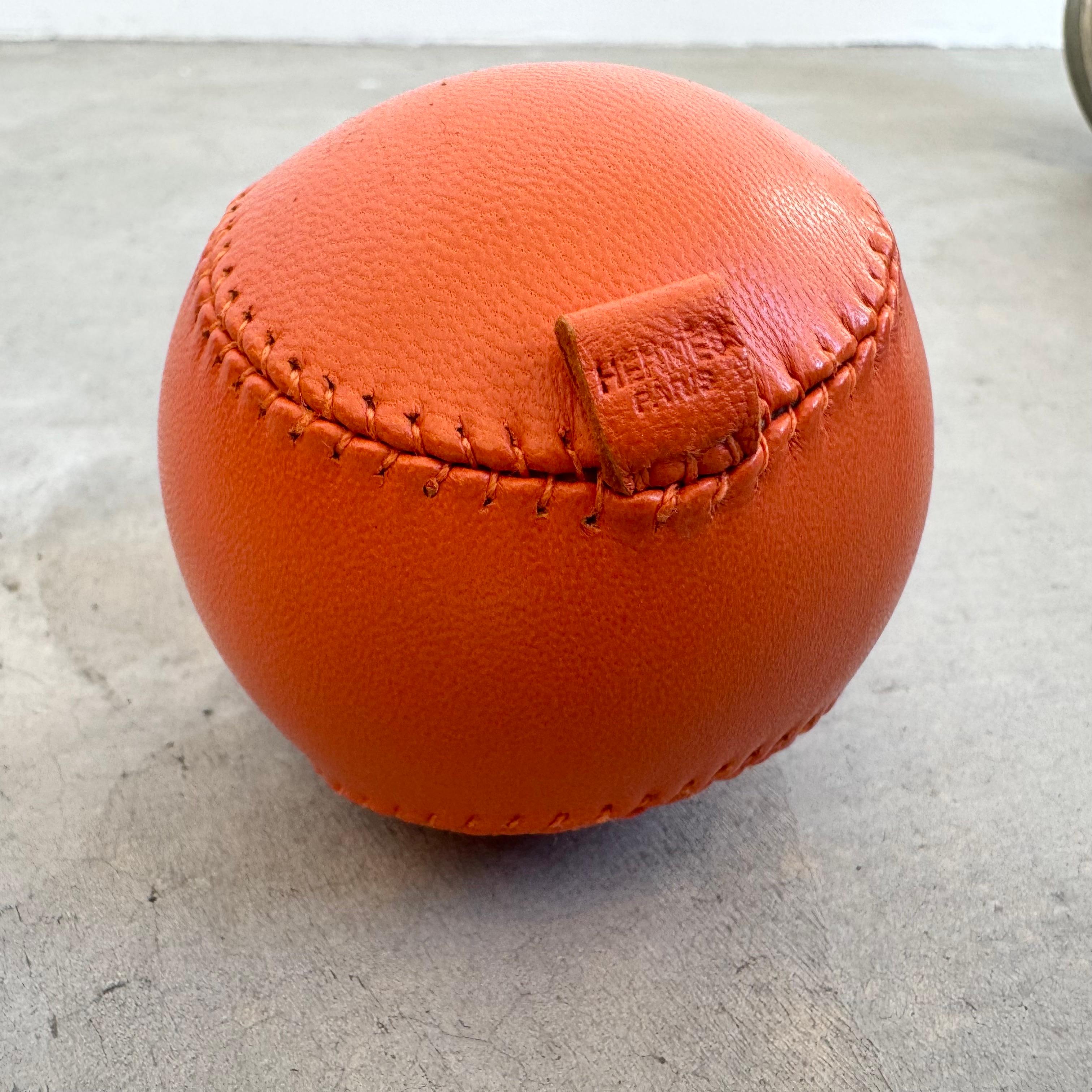 Esta es para los amantes del béisbol y los coleccionistas de lujo. Diseñadas como artículos de edición limitada, Hermès lanzó estas bolas antiestrés 