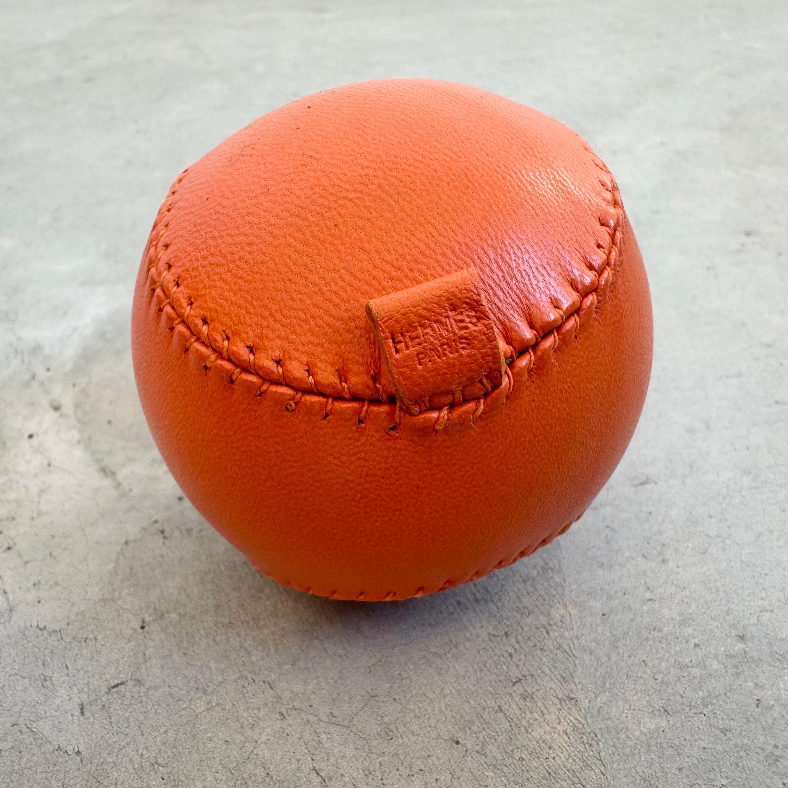 Pelota antiestrés Hermes de cuero naranja, años 2000 Francia Francés en venta