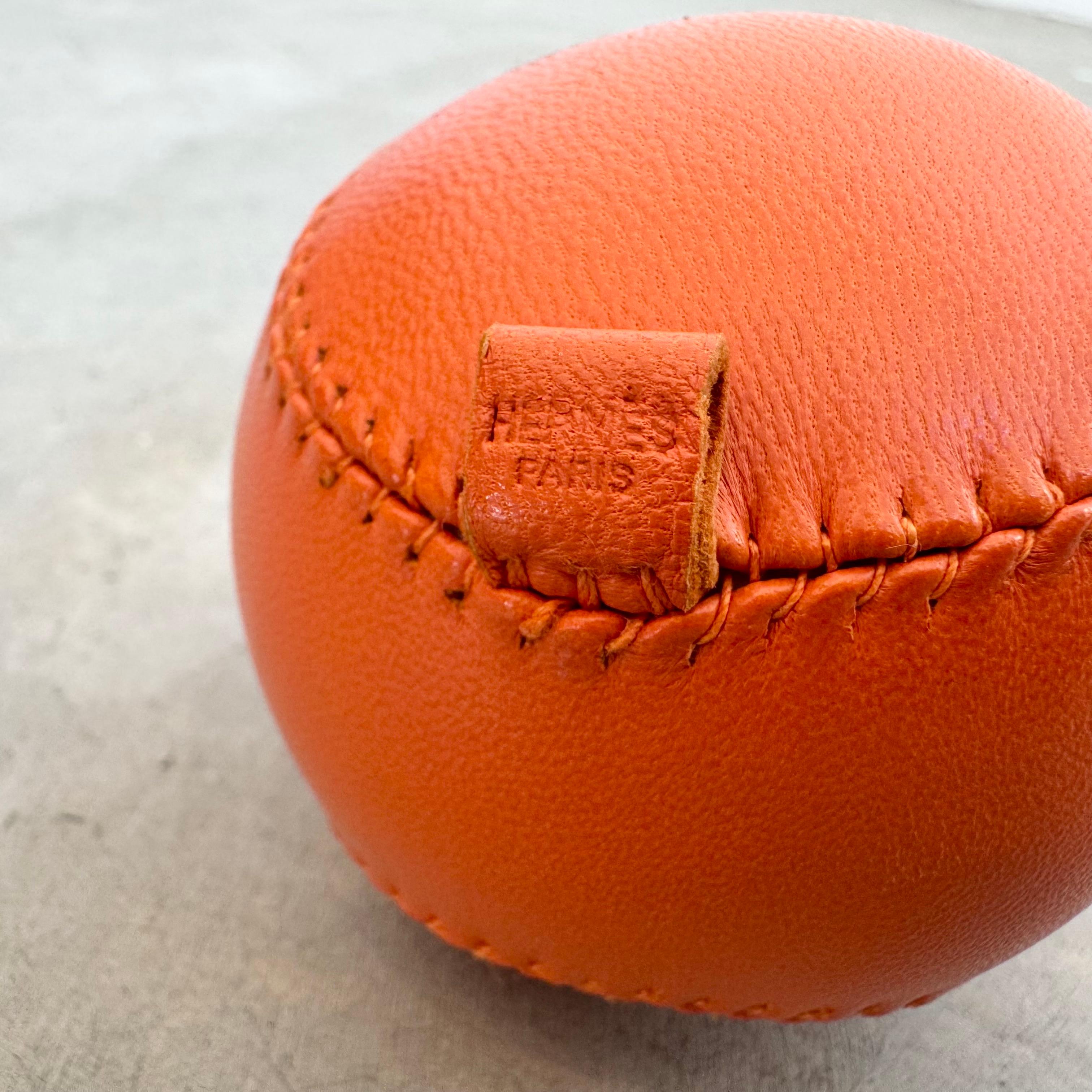 Pelota antiestrés Hermes de cuero naranja, años 2000 Francia en Bueno estado para la venta en Los Angeles, CA