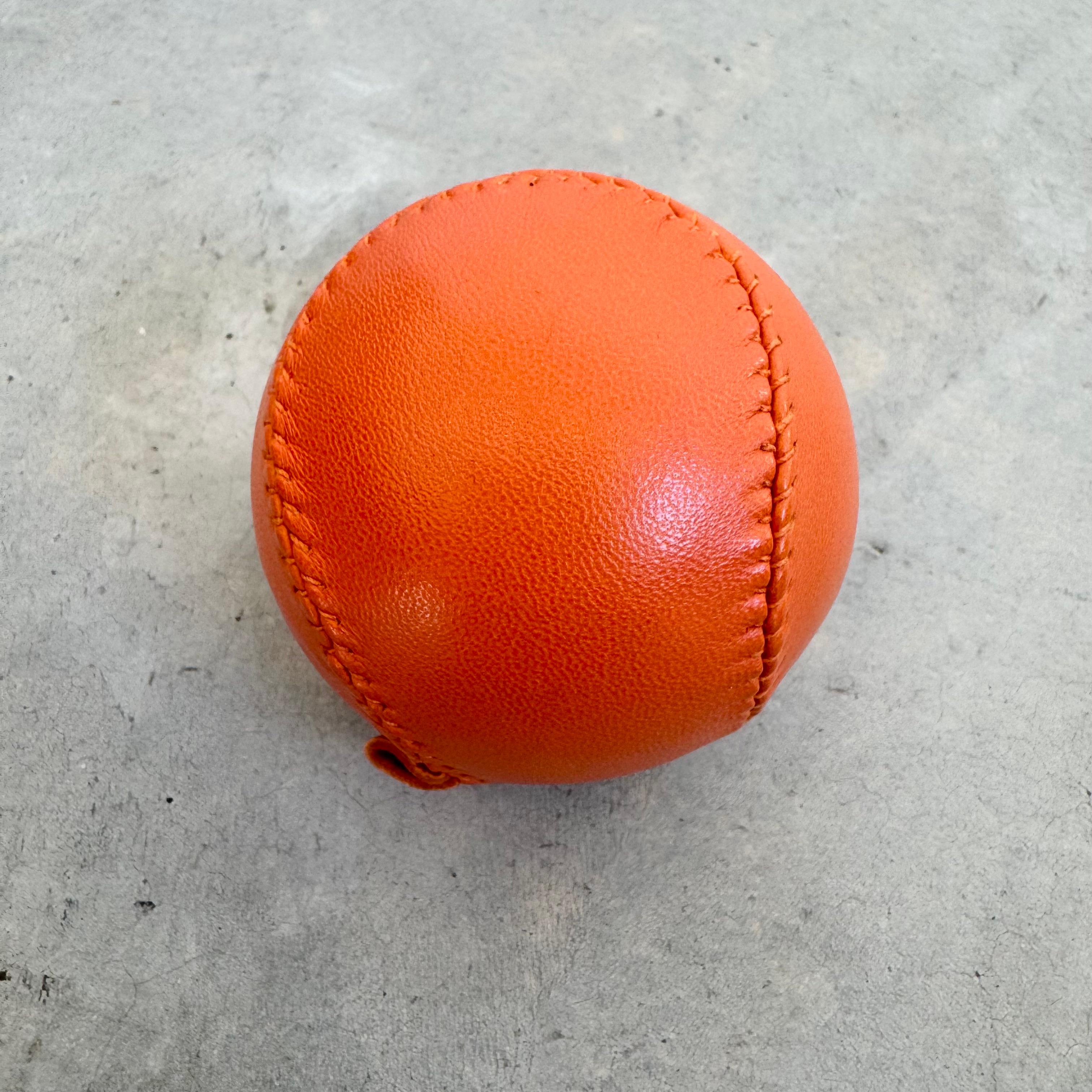 Pelota antiestrés Hermes de cuero naranja, años 2000 Francia Siglo XXI y contemporáneo en venta