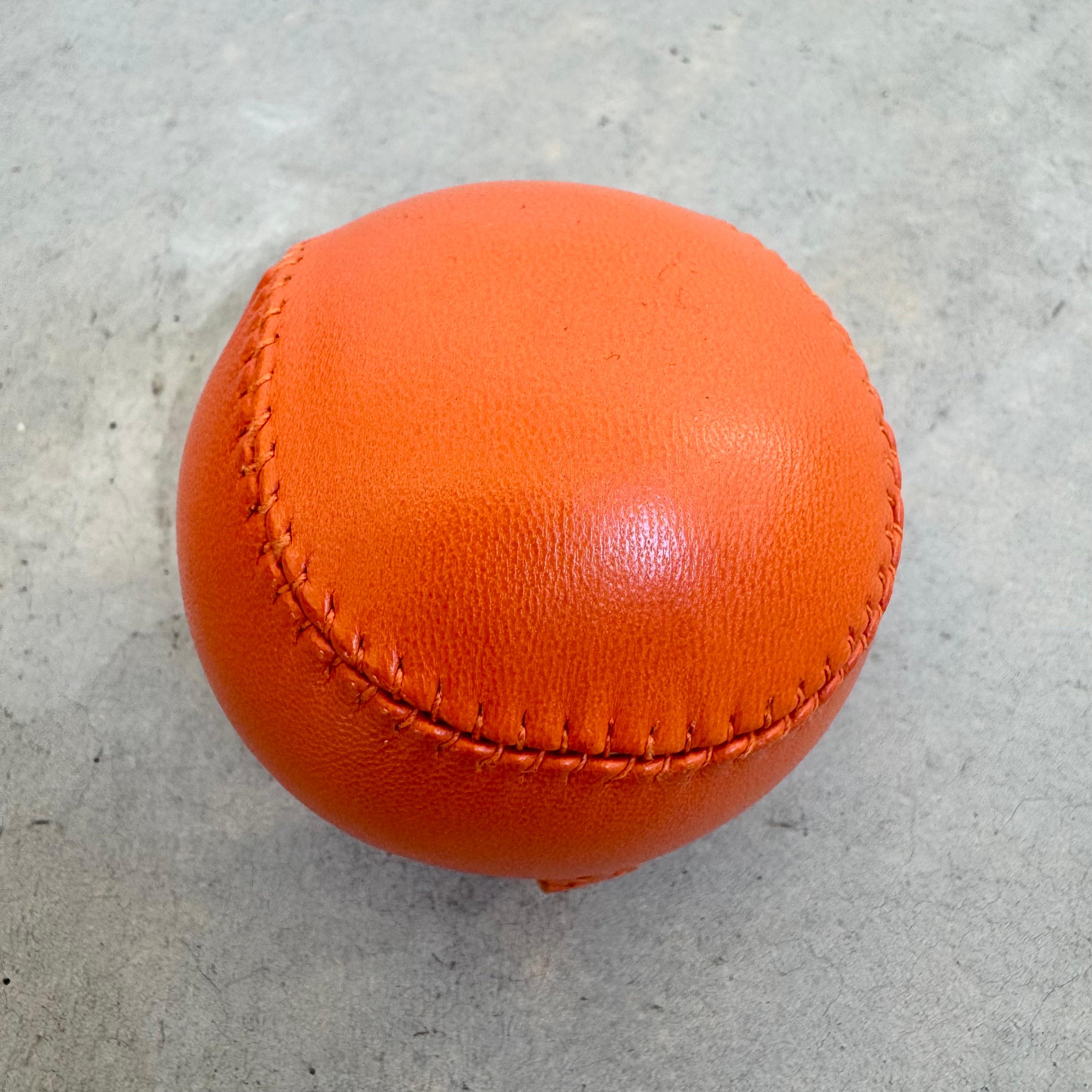 Pelota antiestrés Hermes de cuero naranja, años 2000 Francia Corderillo en venta