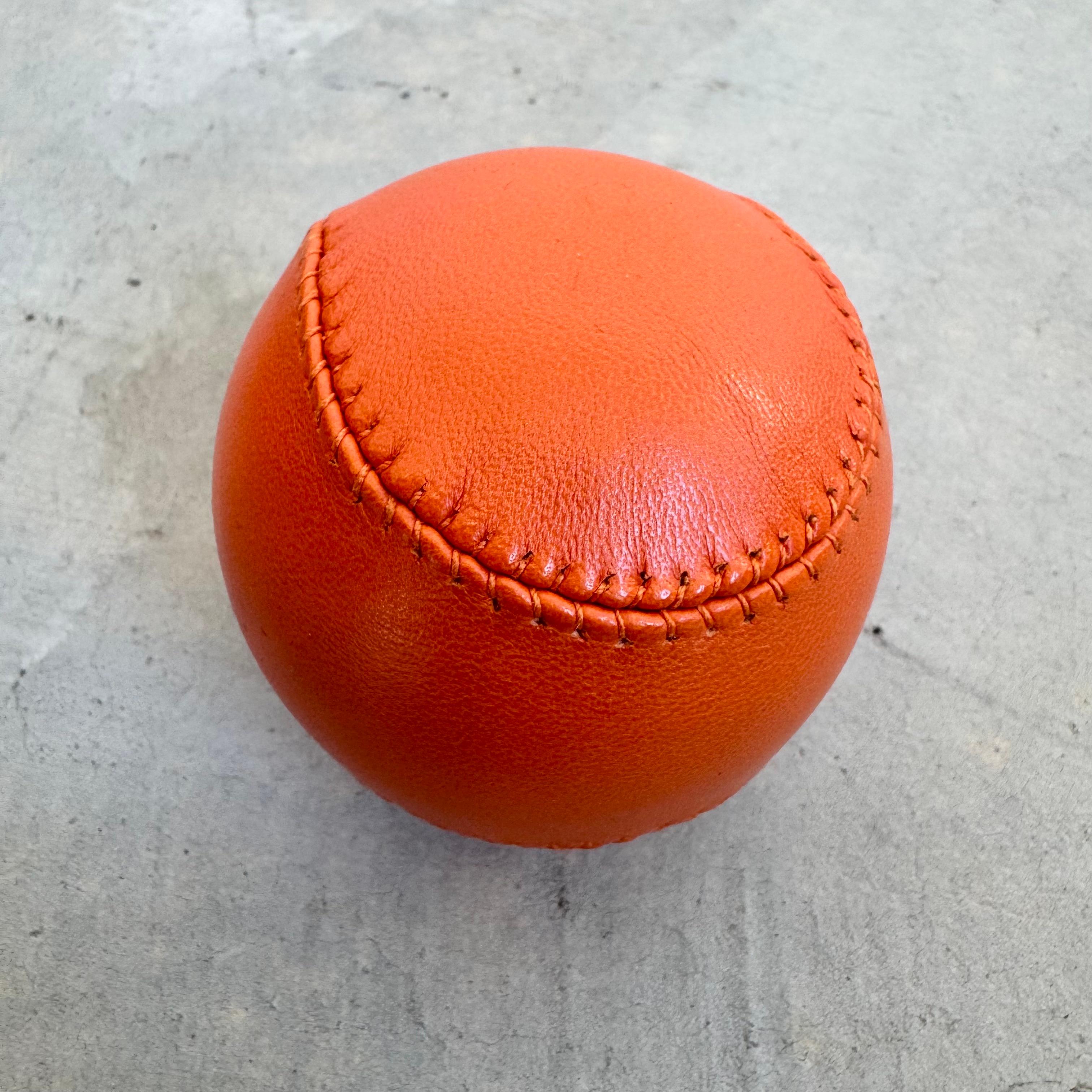 Pelota antiestrés Hermes de cuero naranja, años 2000 Francia en venta 1