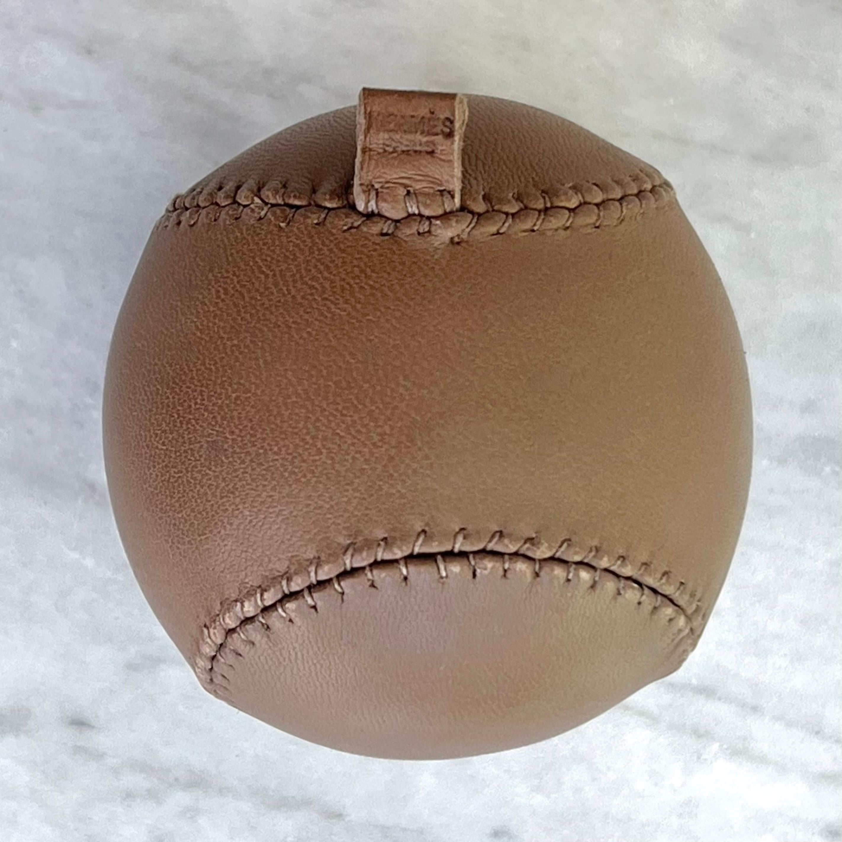 Questo è per gli amanti del baseball e i collezionisti di lusso. Progettate in edizione limitata, Hermès ha lanciato queste palline antistress 