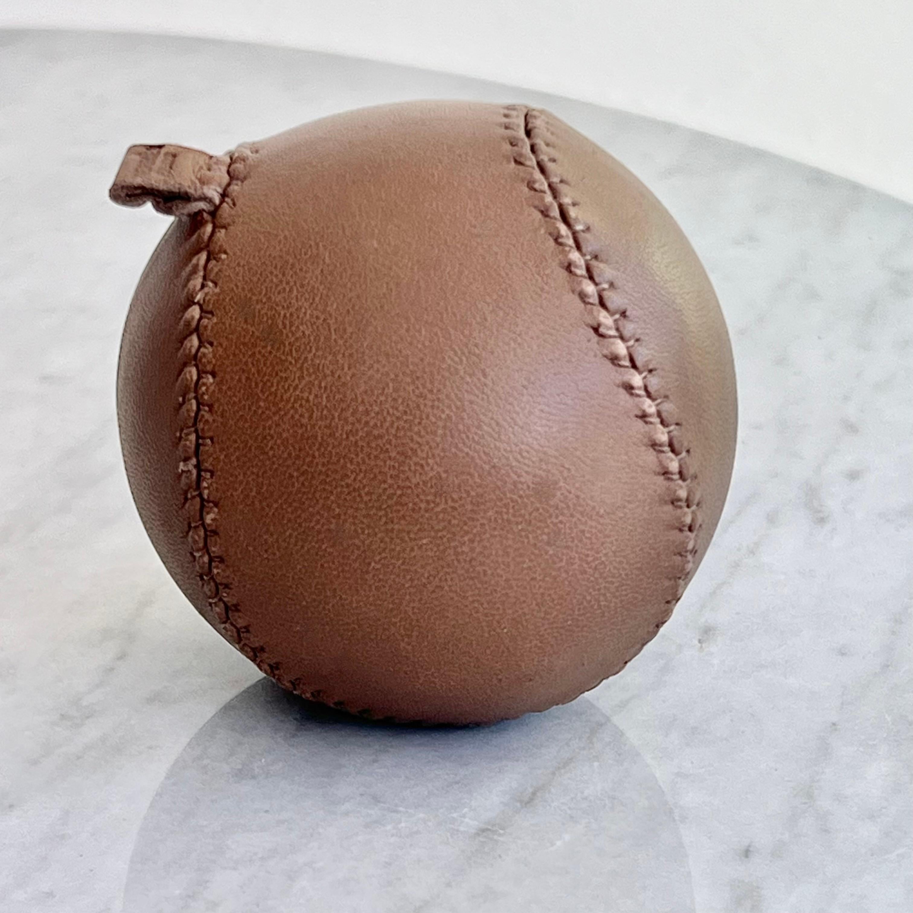 XXI secolo e contemporaneo Hermès Anti-Stress Ball in pelle marrone, Francia anni 2000 in vendita