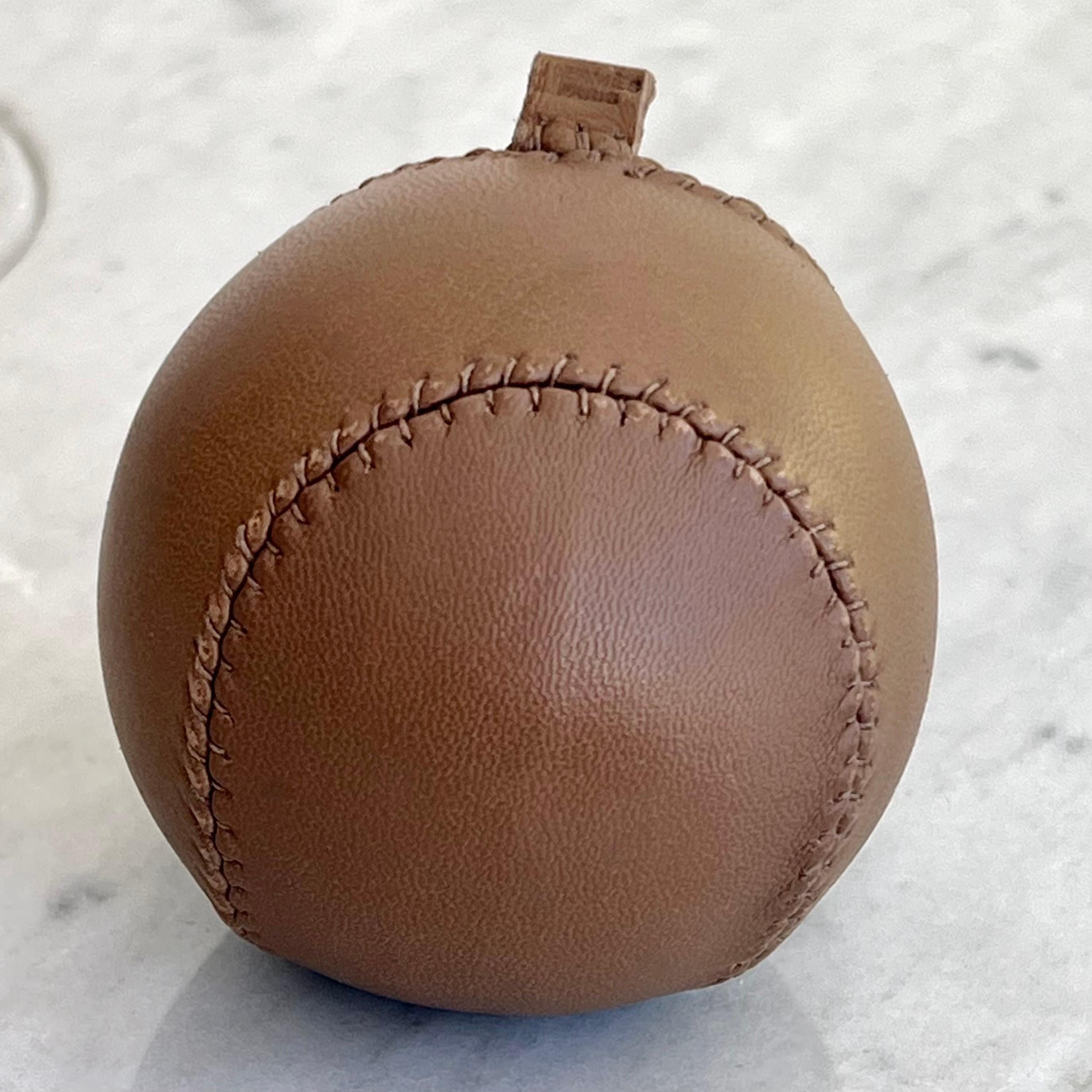 Pelle di agnello Hermès Anti-Stress Ball in pelle marrone, Francia anni 2000 in vendita