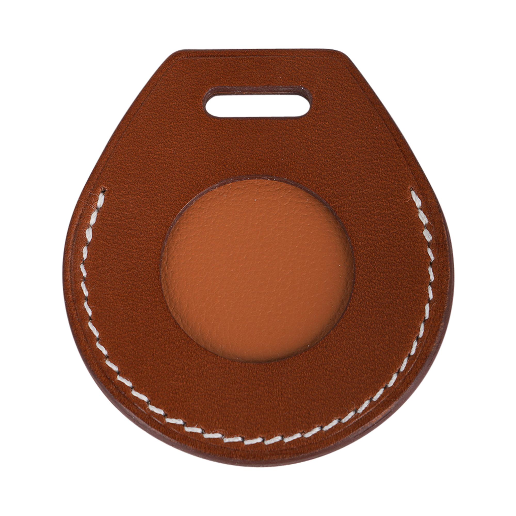 Mightychic propose une étiquette à bagage Hermes Apple AirTag de couleur Fauve (Fawn) Barenia.
Fonctionne avec le téléphone Apple pour trouver les bagages.
Matériel plaqué palladium.
Iconique Clou de Selle estampillé Hermès Apple AirTag.
Livré avec