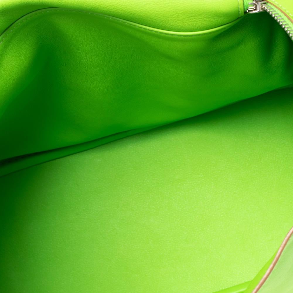 Hermes Apple Green Swift Leather Palladium Plated Lindy 30 Bag In Excellent Condition In Dubai, Al Qouz 2
