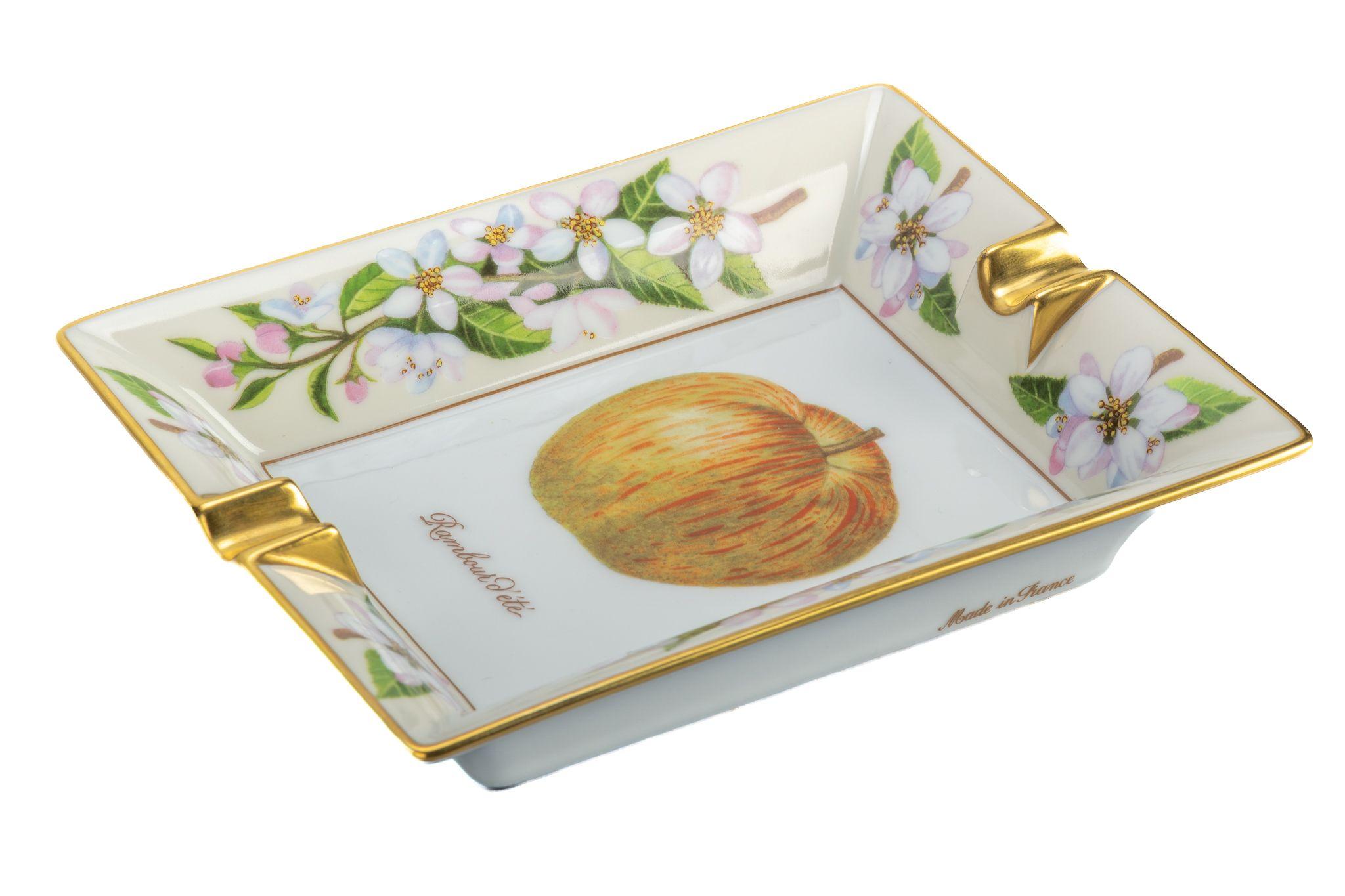 Hermes Aschenbecher aus weißem, gelbem, grünem und goldenem Porzellan mit einem großen Apfel- und Blumendekor.
