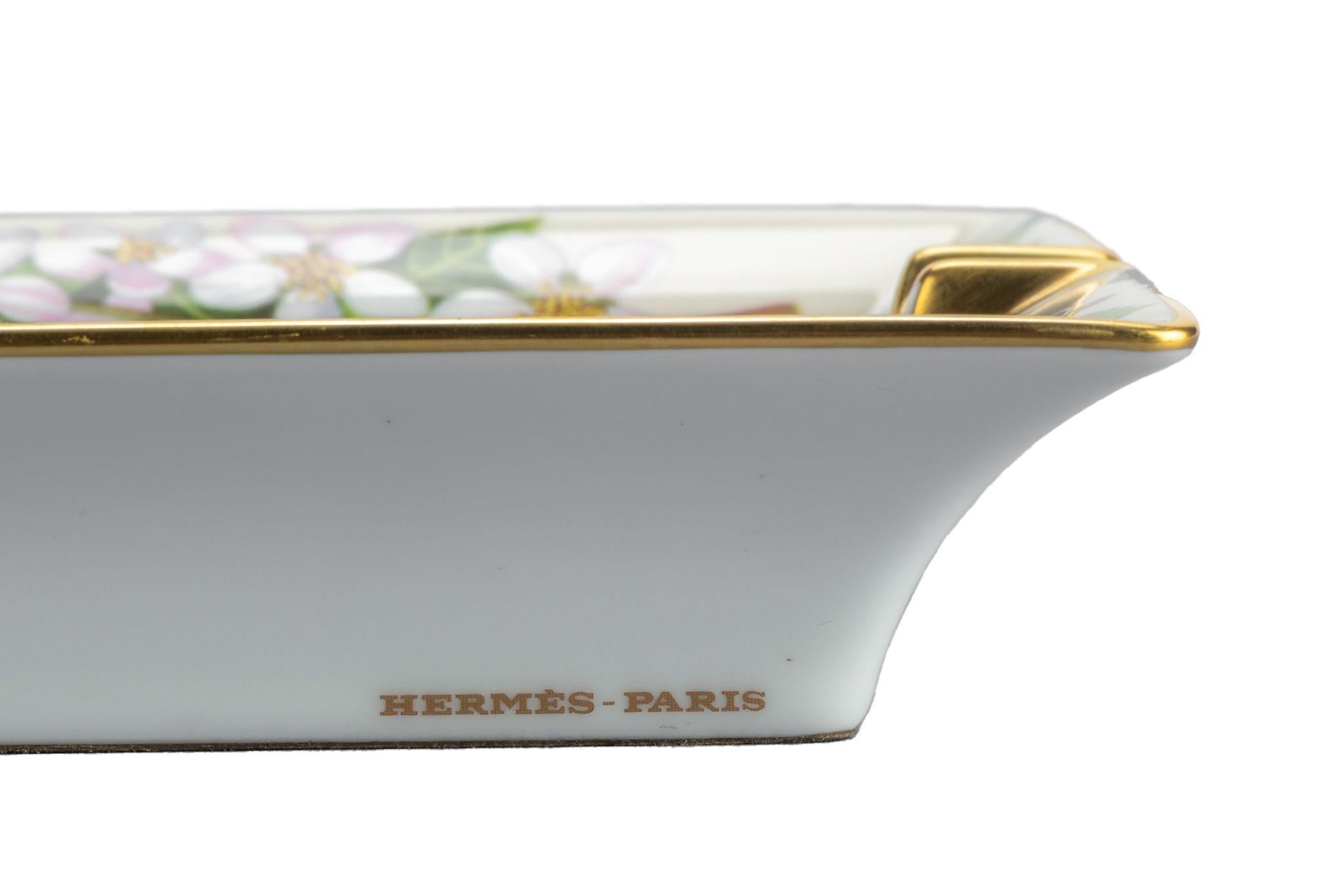 Hermes Apple White Porcelain Ashtray In Excellent Condition For Sale In West Hollywood, CA