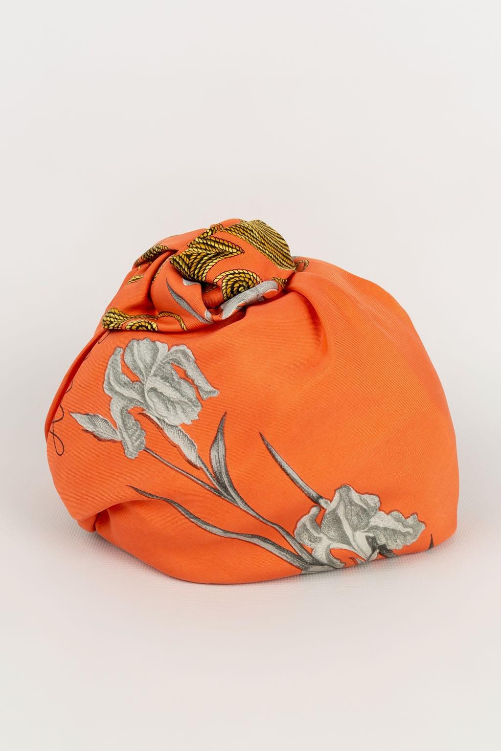 Hermès -Turban in silk illustrated with the theme 