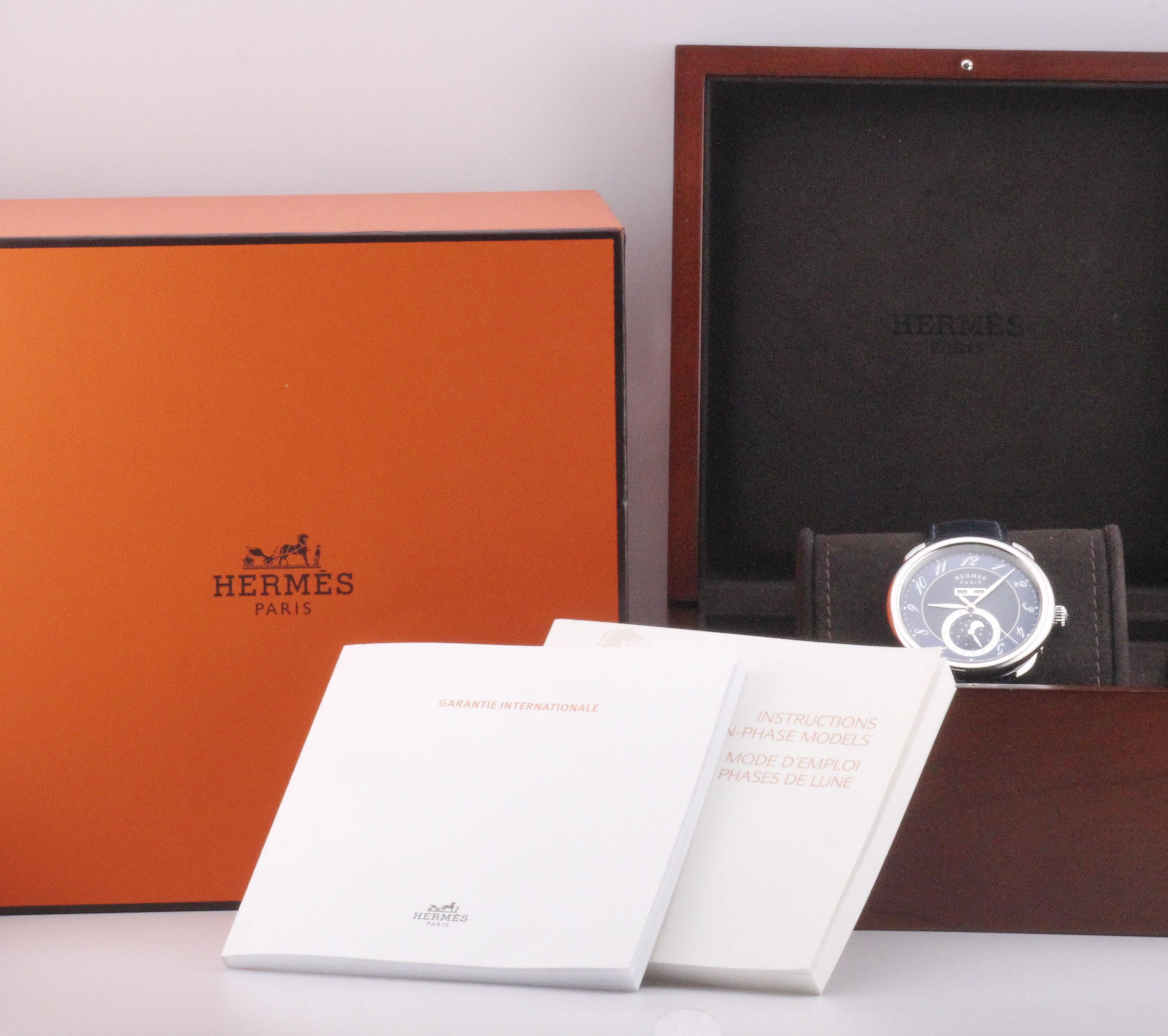 Experience the refined elegance of Hermès with this Arceau Grand Lune, a beautifully crafted complication watch that blends poetic design with exceptional functionality. Created by legendary Hermès designer Henri d’Origny, the Arceau line is known