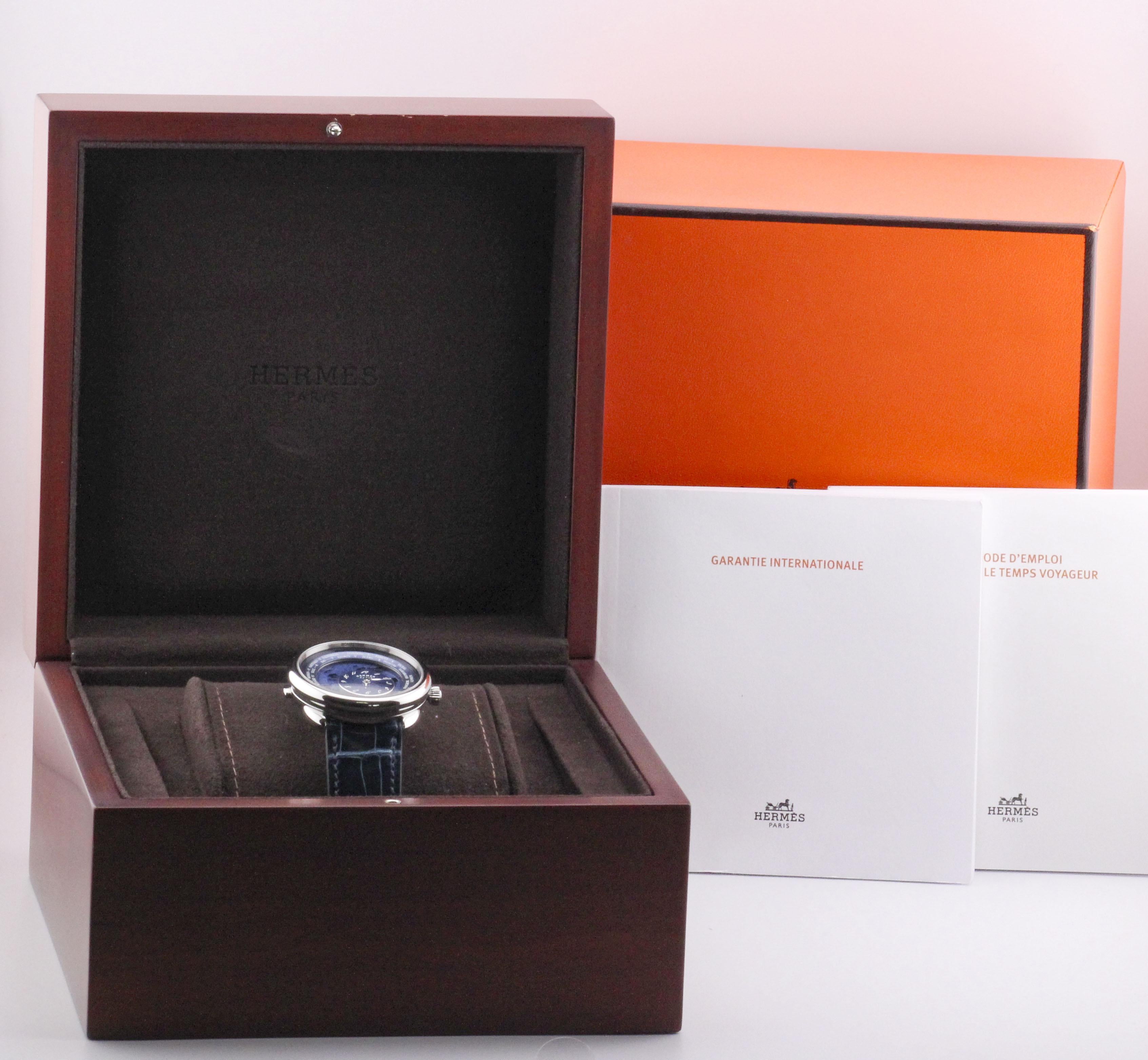 Hermès Arceau Le Temps Voyageur Dual Time Zone AR10.510 Automatikuhr aus Stahl

Entdecken Sie einen der originellsten und begehrtesten Zeitmesser von Hermès - die Arceau Le Temps Voyageur. Dieses außergewöhnliche Modell, die Referenz AR10.510, zeigt