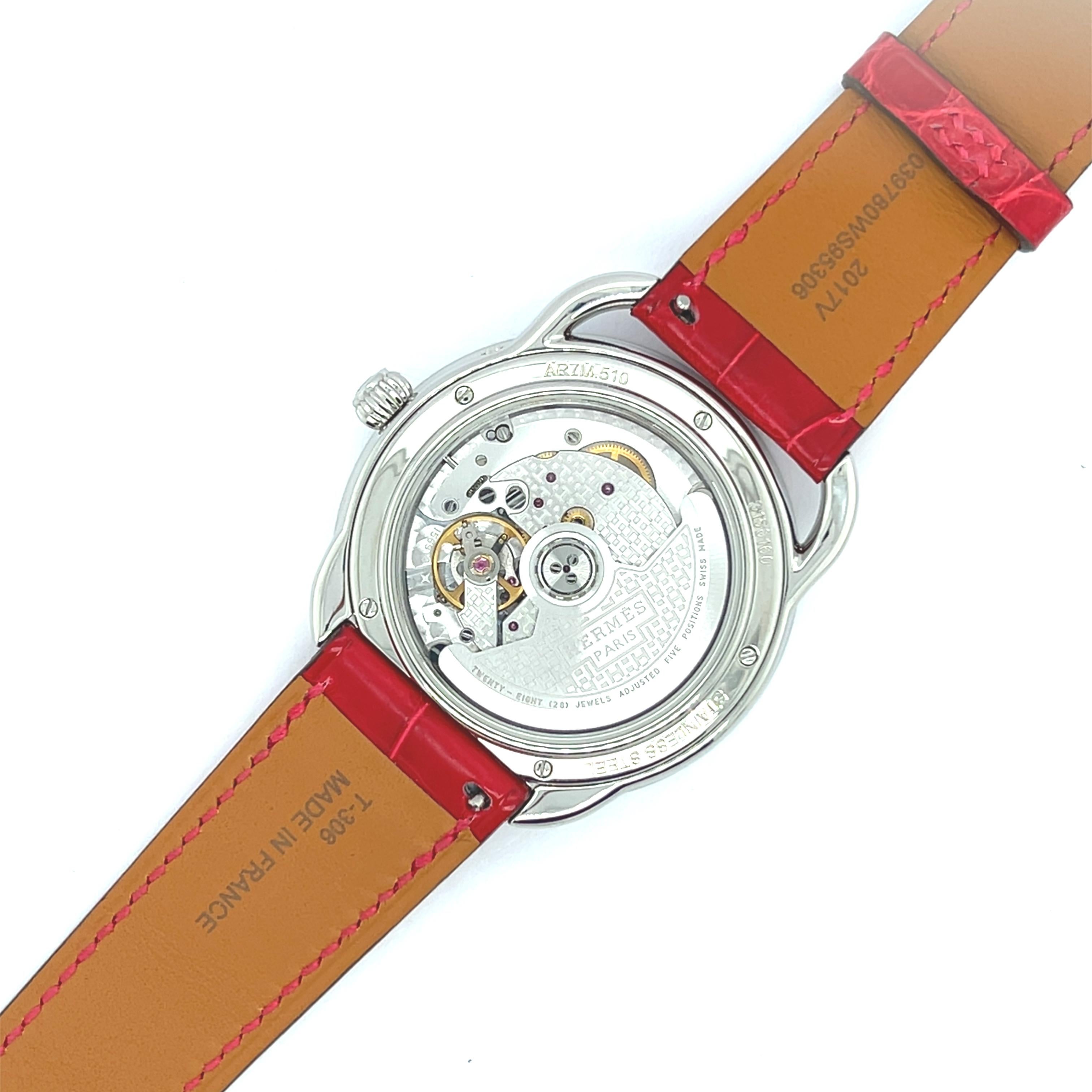 Orologio Hermès Arceau Petite Lune

Scopri l'eleganza senza tempo di Hermès Arceau Petite Lune, un orologio in acciaio inossidabile di grande formato (38 mm) progettato per riflettere l'eccellenza dell'orologeria di lusso francese.

- Cassa: 38 mm