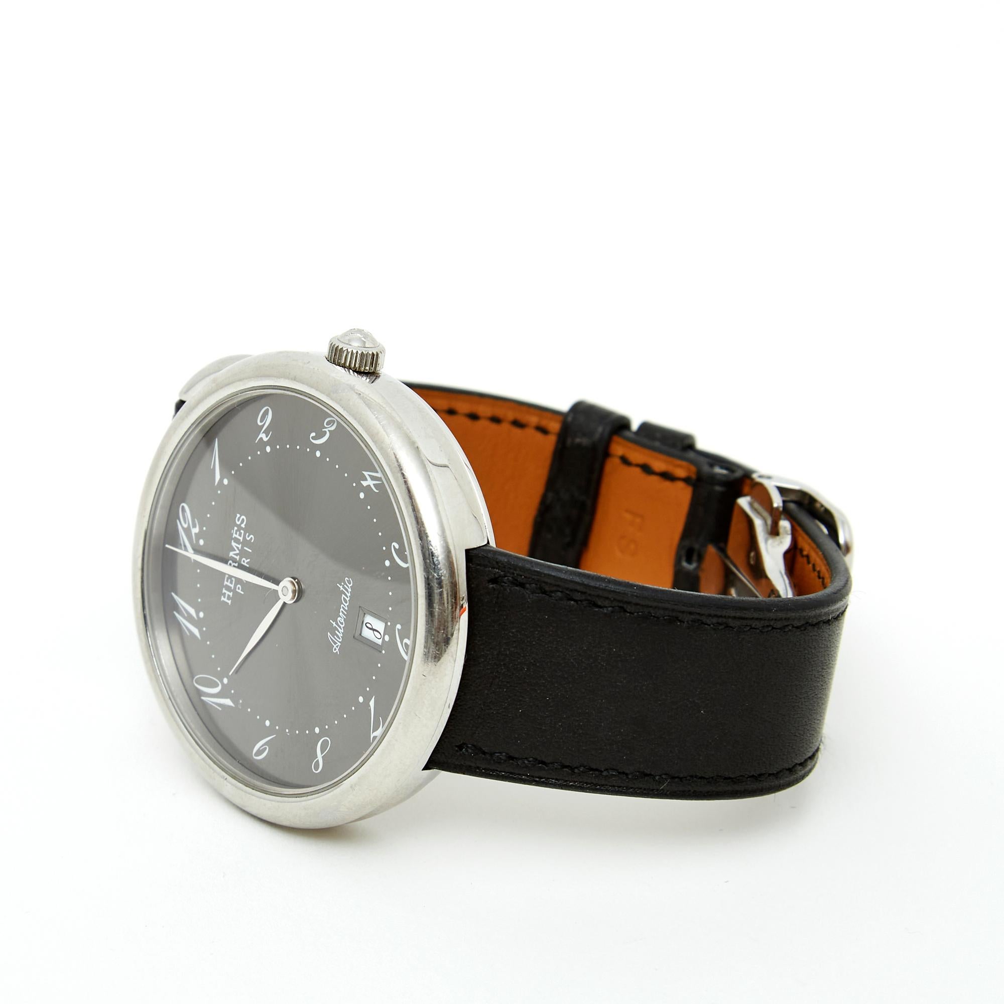 Hermès watch model Arceau Automatic movement, steel case, satin anthracite dial, italic Arabic numerals, date at 6 o'clock, black barenia leather strap, steel folding clasp. Case diameter 41 mm (excluding crown), bracelet adjustable from 16 to 18.7