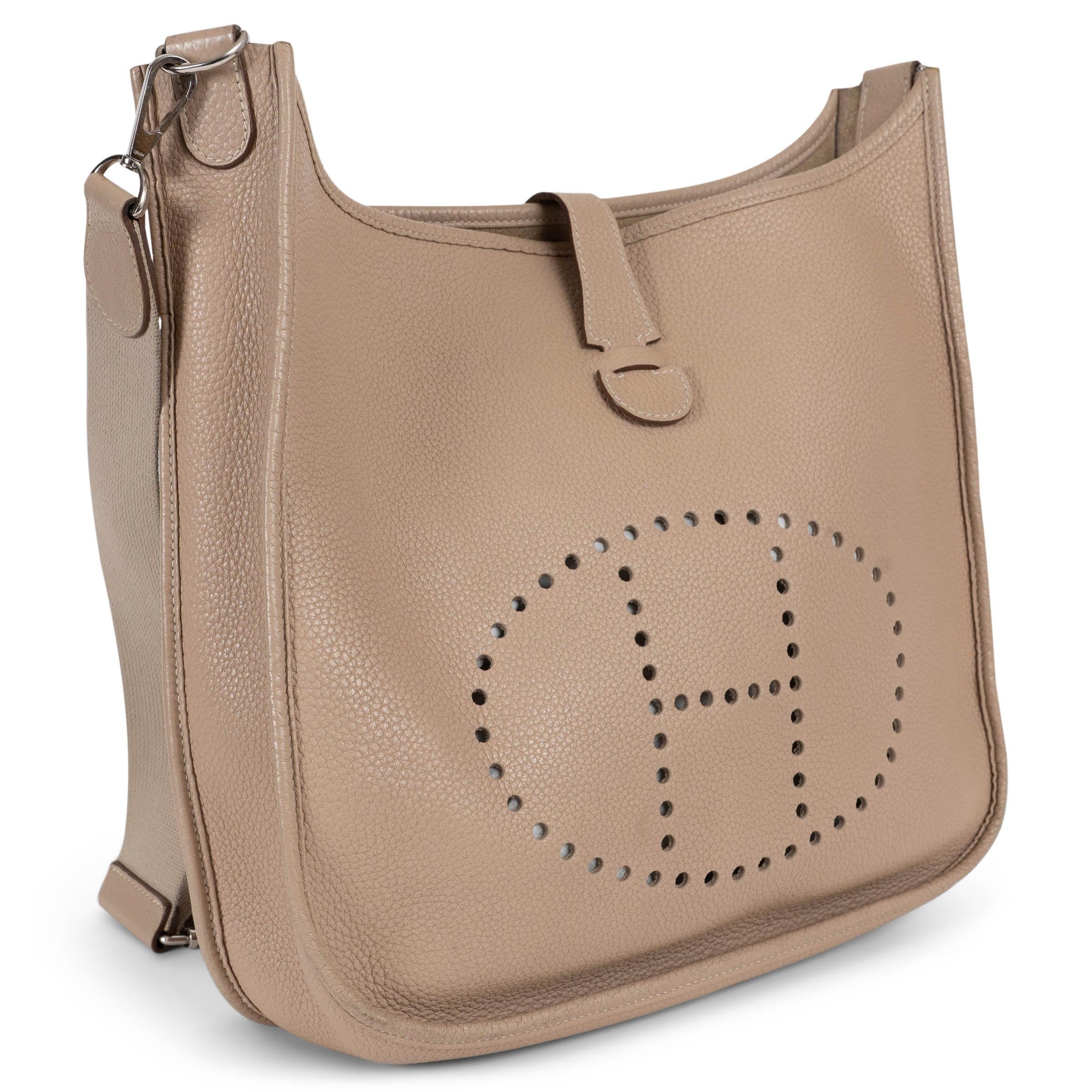 Diese 100% authentische Hermès Evelyne III 33 Crossbody Bag ist aus Argile Clemence Leder mit kontrastierenden weißen Nähten und Palladium-Hardware gefertigt. Auf der Vorderseite befindet sich das für das Haus charakteristische perforierte H-Motiv,